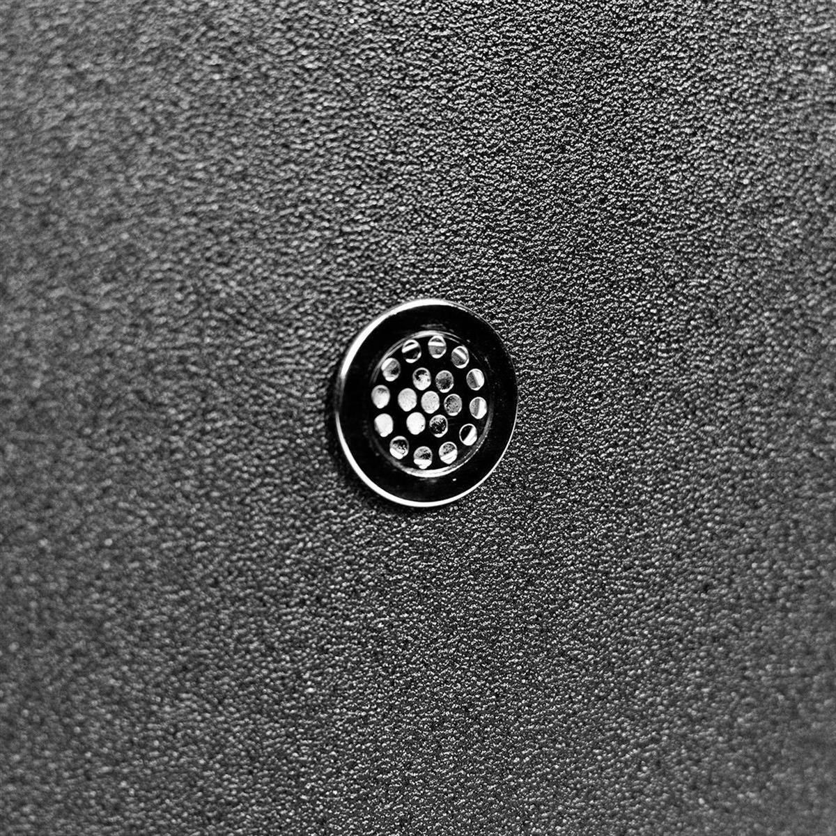 Detailaufnahme eines Drop Pads. Kleines, rundes Element mit Löchern.