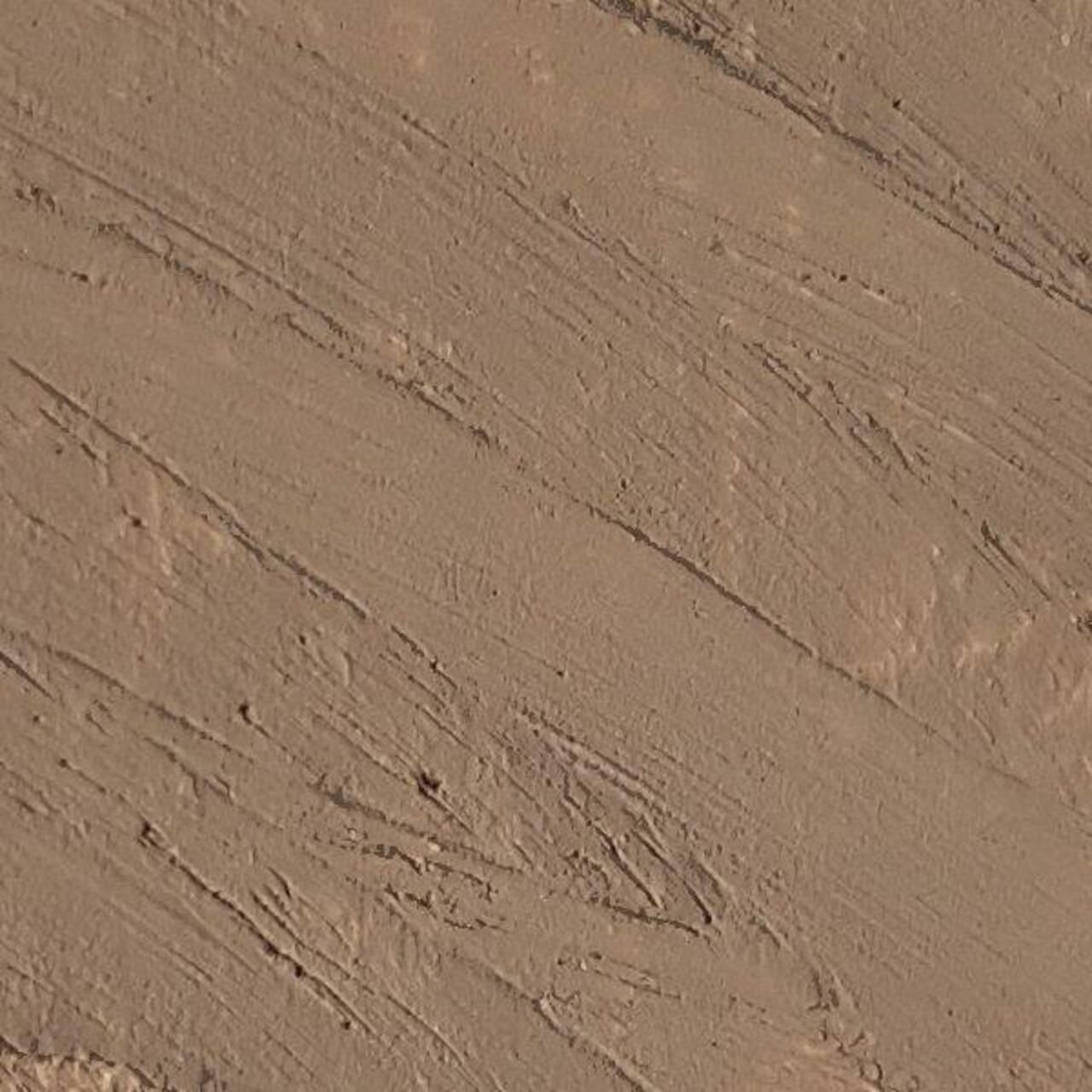 Nahaufnahme einer braunen Konturcreme-Spur. Textur mit sichtbaren Pinselstrichen.