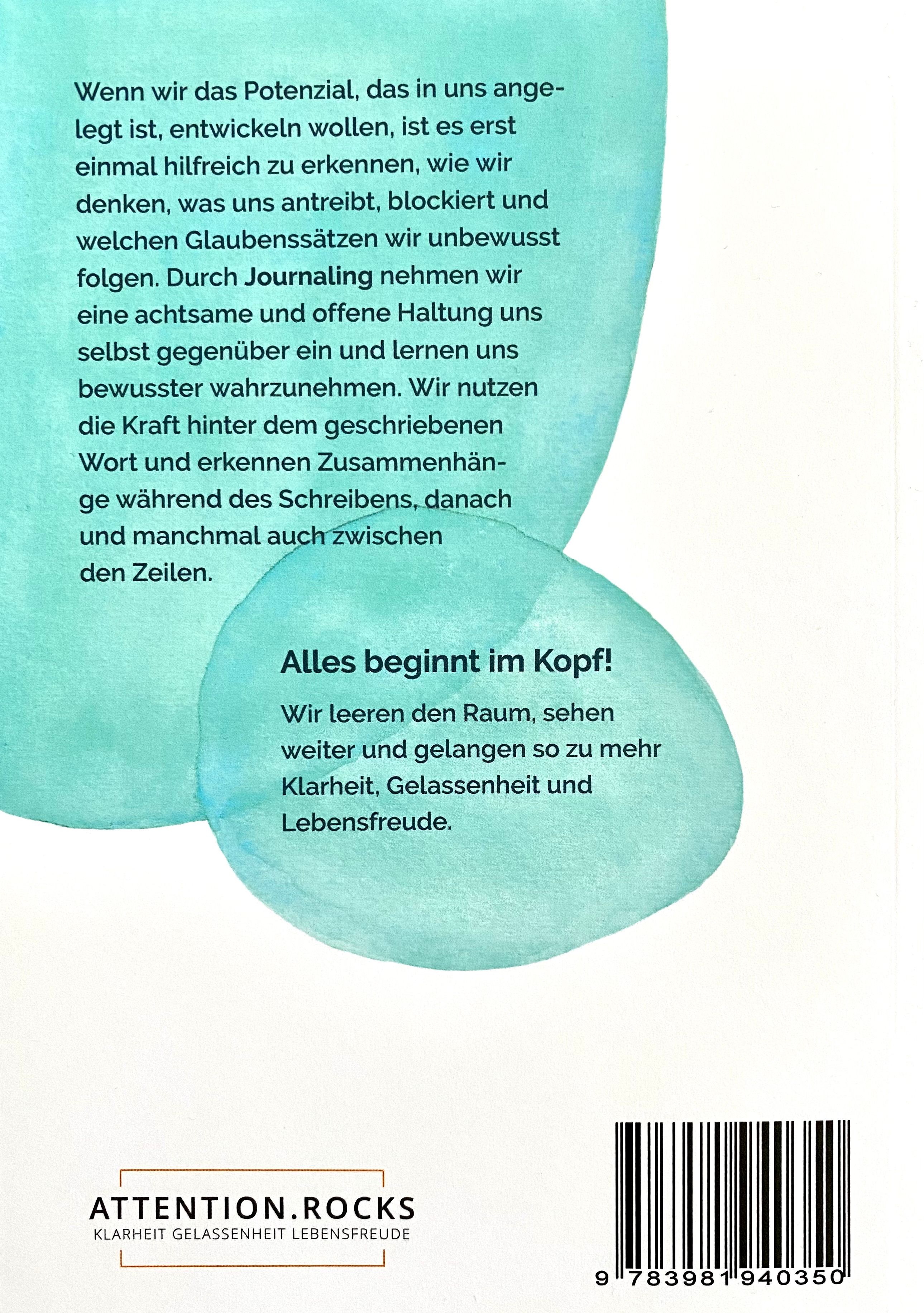 Rückseite eines Buches mit Text in deutscher Sprache. Logo: ATTENTION.ROCKS. ISBN-Code und Barcode. Textabschnitte über Journaling und Klarheit.