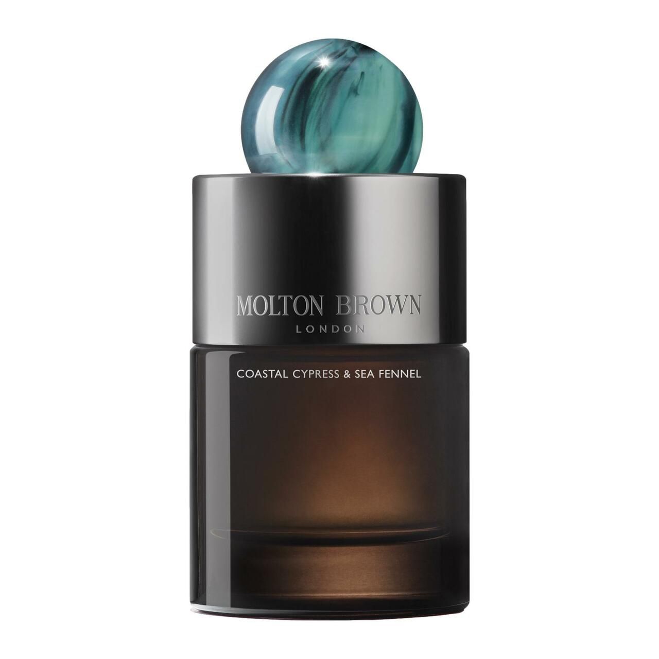 Dunkelbraune Flasche mit silbernem Deckel und blau-grünem Verschluss. Aufschrift: Molton Brown, Coastal Cypress & Sea Fennel.