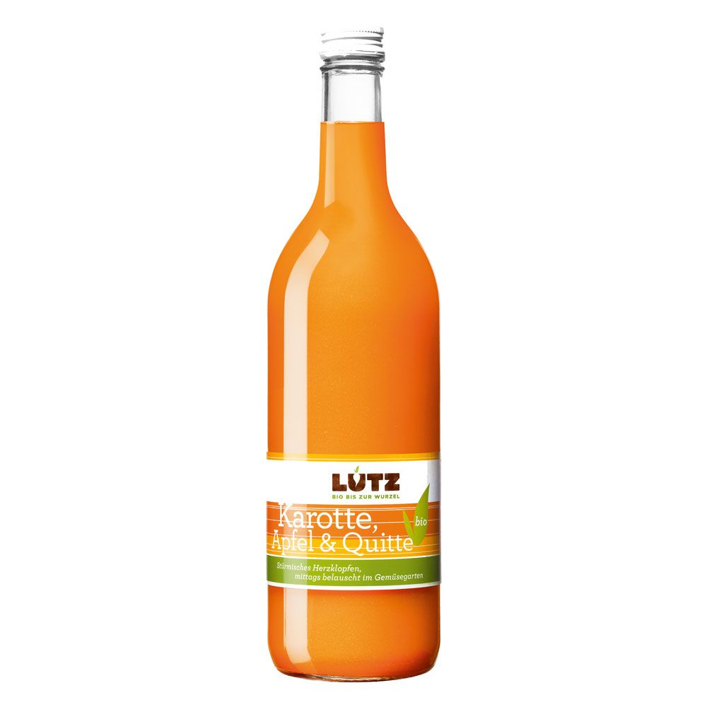 Eine Flasche Bio-Lutz Bio-Fruchtsaft. Die Flasche ist aus Glas und enthält einen orangefarbenen Saft. Auf dem Etikett steht "Karotte, Apfel & Quitte". Das Logo von Lutz ist ebenfalls sichtbar.