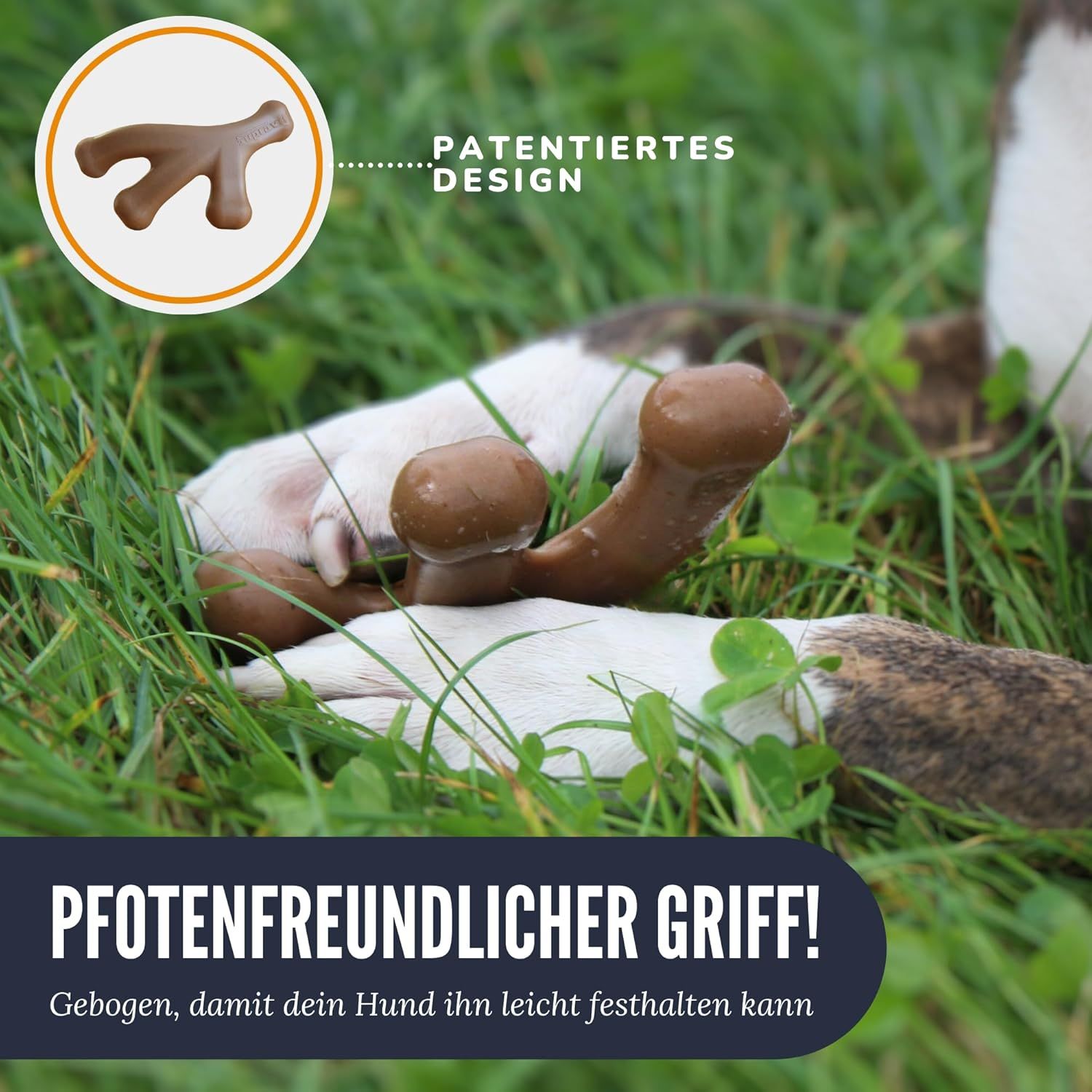 Hund liegt im Gras, Kauspielzeug in der Nähe. Text: PFOTENFREUNDLICHER GRIFF! Patentiertes Design.