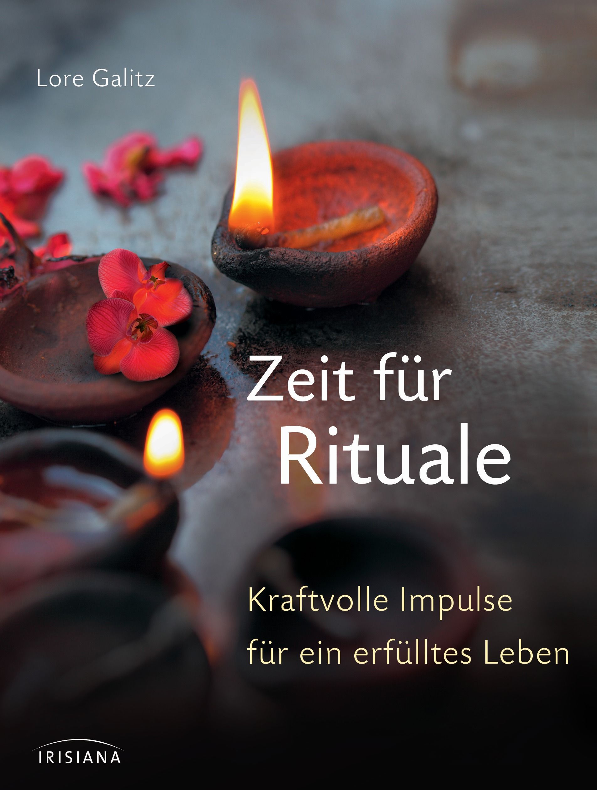 Buchcover mit Titel "Zeit für Rituale". Darunter "Kraftvolle Impulse für ein erfülltes Leben". Autor: Lore Galitz. Kerzen und Blüten.