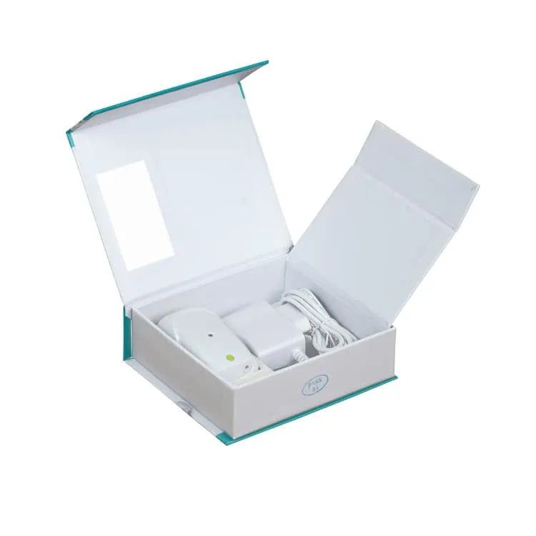 Ein Nagelpilz-Lasergerät mit Ladegerät und Kabel in einer offenen Box.