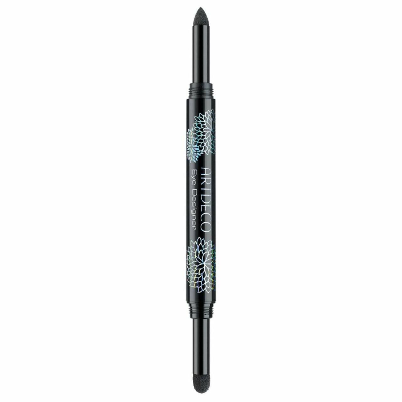 Doppel-Applikator. Schwarzer Stift mit floralem Muster und Schriftzug 'Artdeco Eye Designer'. Zwei Enden: Spitze und Schwamm.