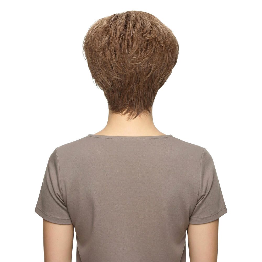 Kurzhaarperücke in Braun-Blond-Tönen. Rückansicht einer Frau mit Perücke und braunem Oberteil.