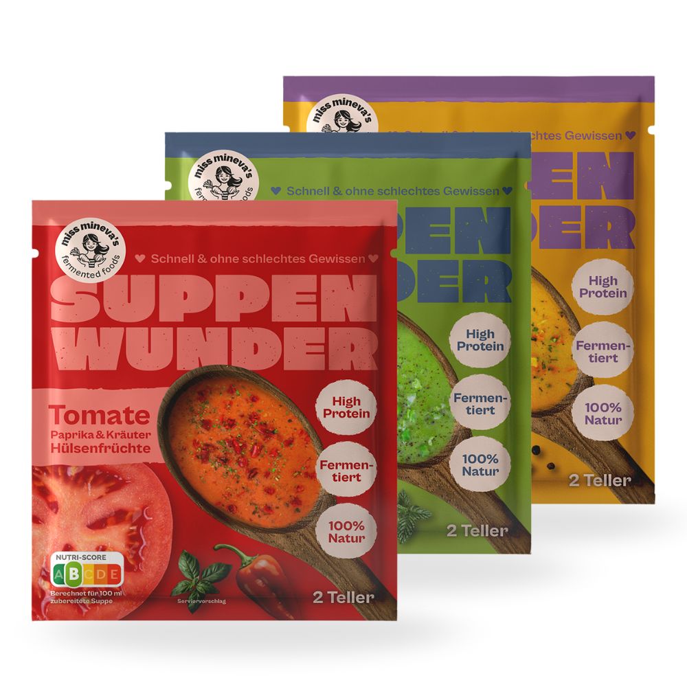 Drei Beutel Suppenwunder, rot, grün und gelb. Aufdrucke: Tomate, Erbse, Kürbis. Logos: Miss Mineva's, High Protein, 100% Natur, 2 Teller.