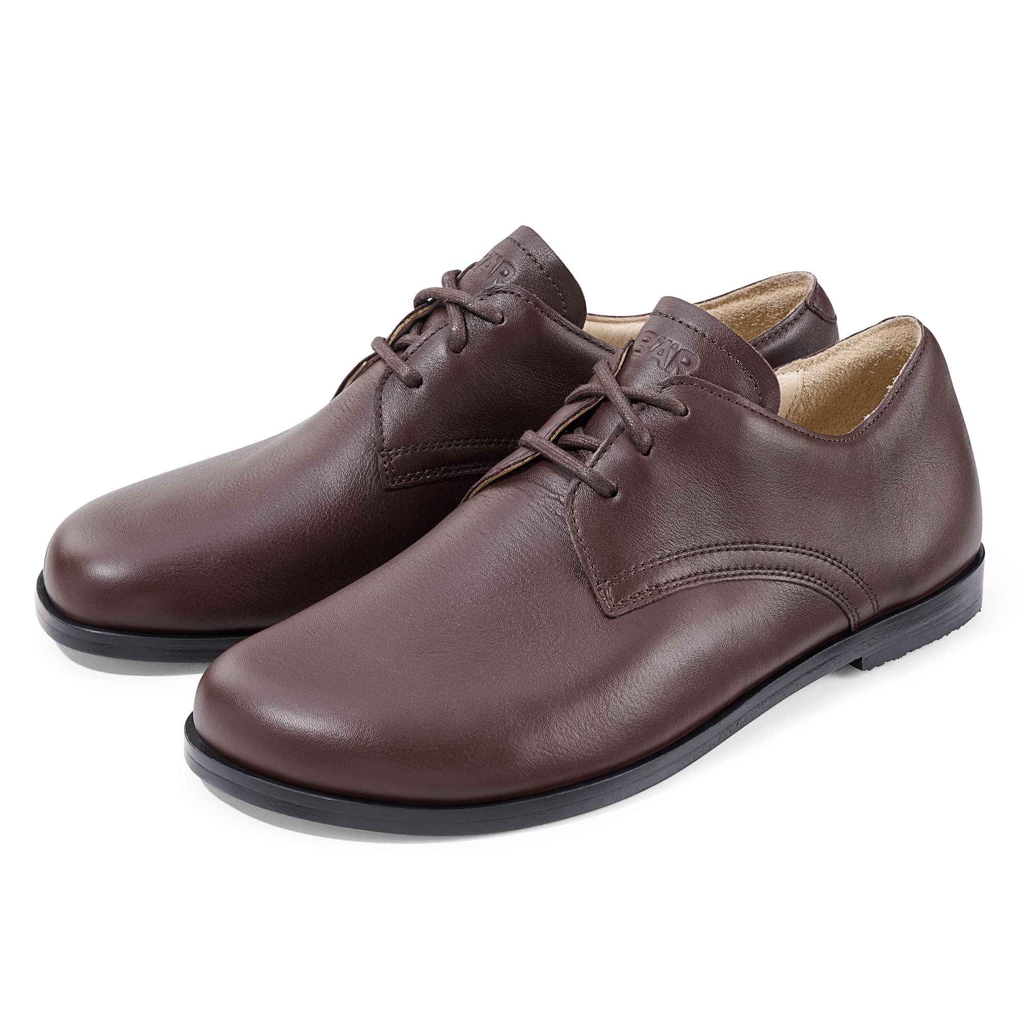 Zwei braune Lederschnürschuhe. Schwarze Sohle, helle Innensohle. Schnürung mit 5 Ösen. Breite Passform.