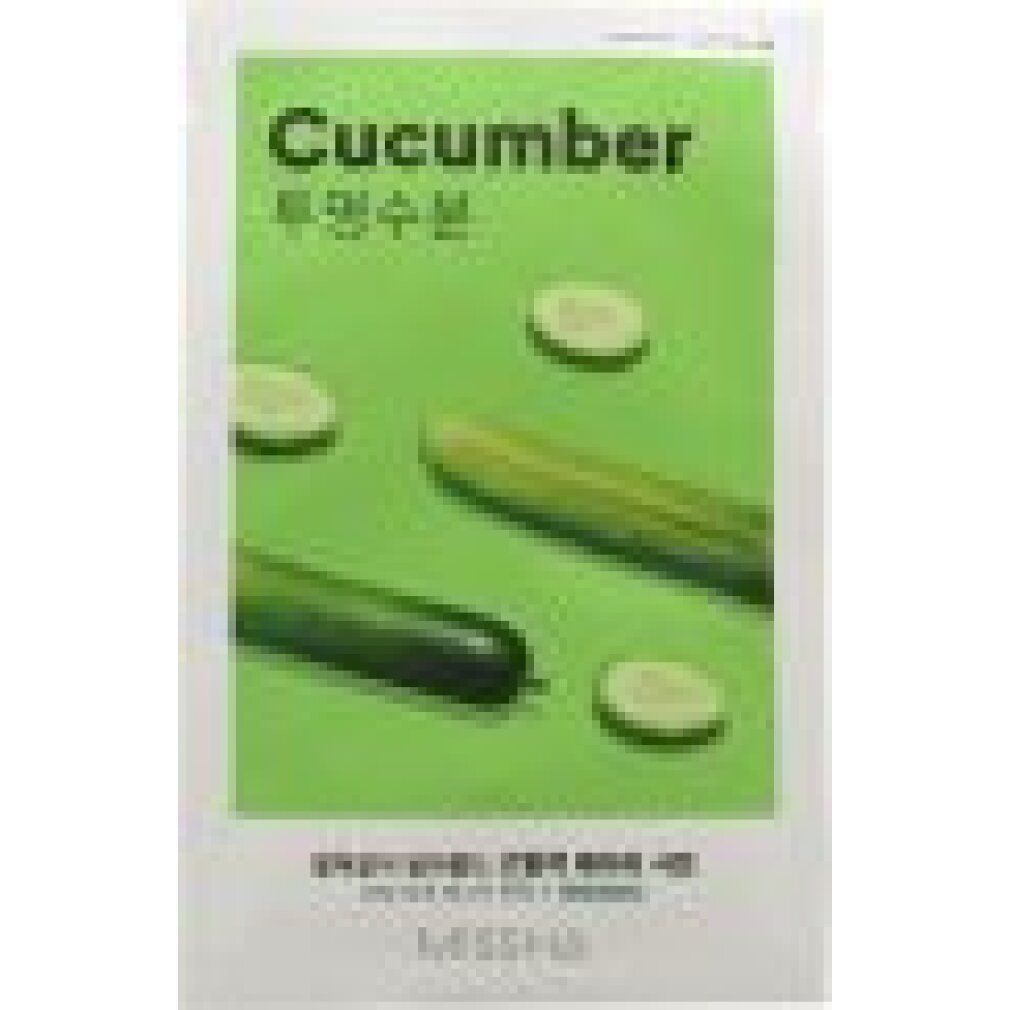 Verpackung mit Gurken-Motiv. Aufschrift "Cucumber" und koreanische Schriftzeichen. Marke: Missha. Gurken und Gurkenscheiben auf grünem Hintergrund.