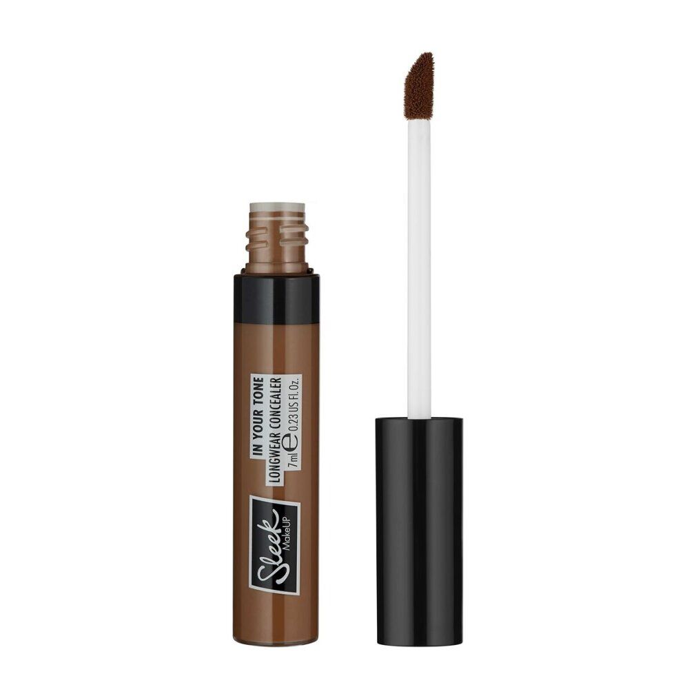 Brauner Concealer, Flasche geöffnet, Pinsel sichtbar. Aufschrift: "IN YOUR TONE LONGWEAR CONCEALER" und "Sleek Makeup".