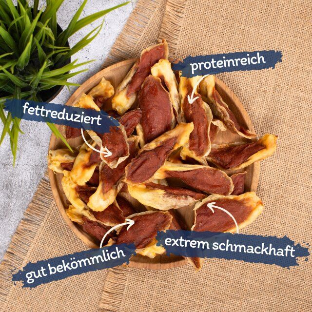 Lyra Pet Kaninchenohren gefüllt mit Hühnerfleisch in einer Holzschale. Beschriftung: fettreduziert, proteinreich, gut bekömmlich, extrem schmackhaft.