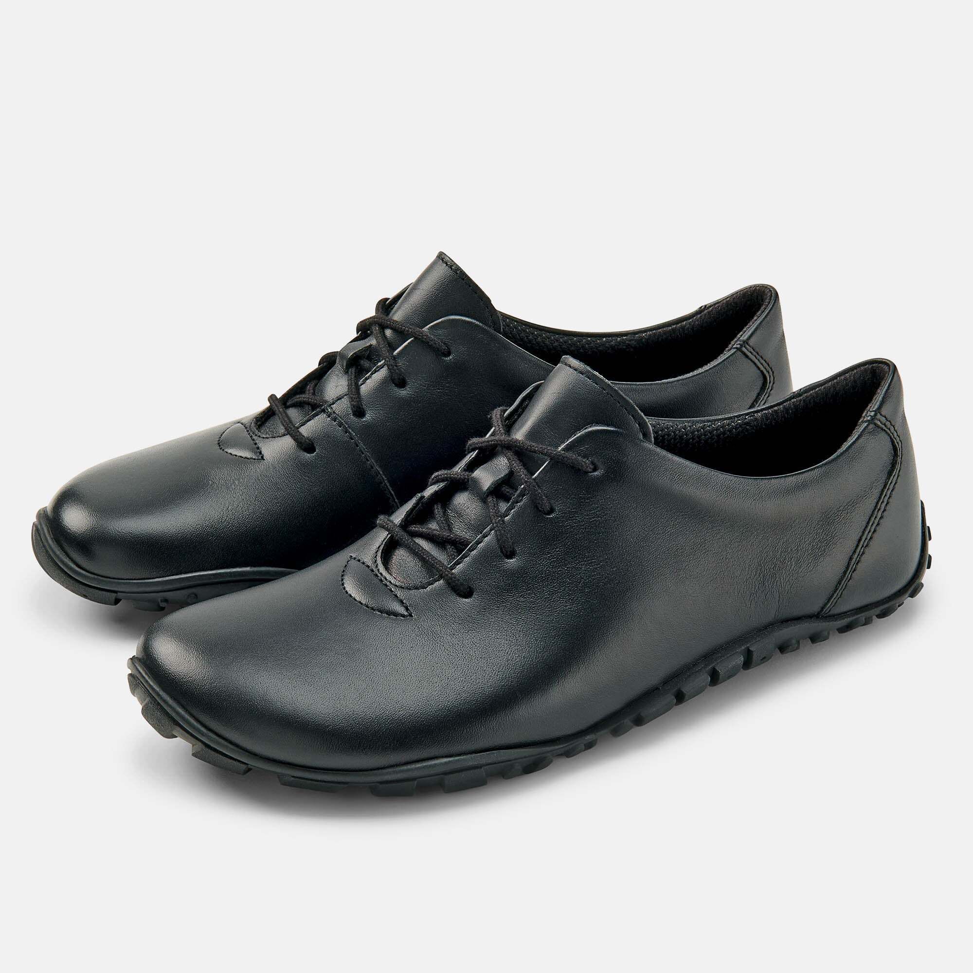 Schwarze Lederschnürschuhe für Damen, flaches Design.
