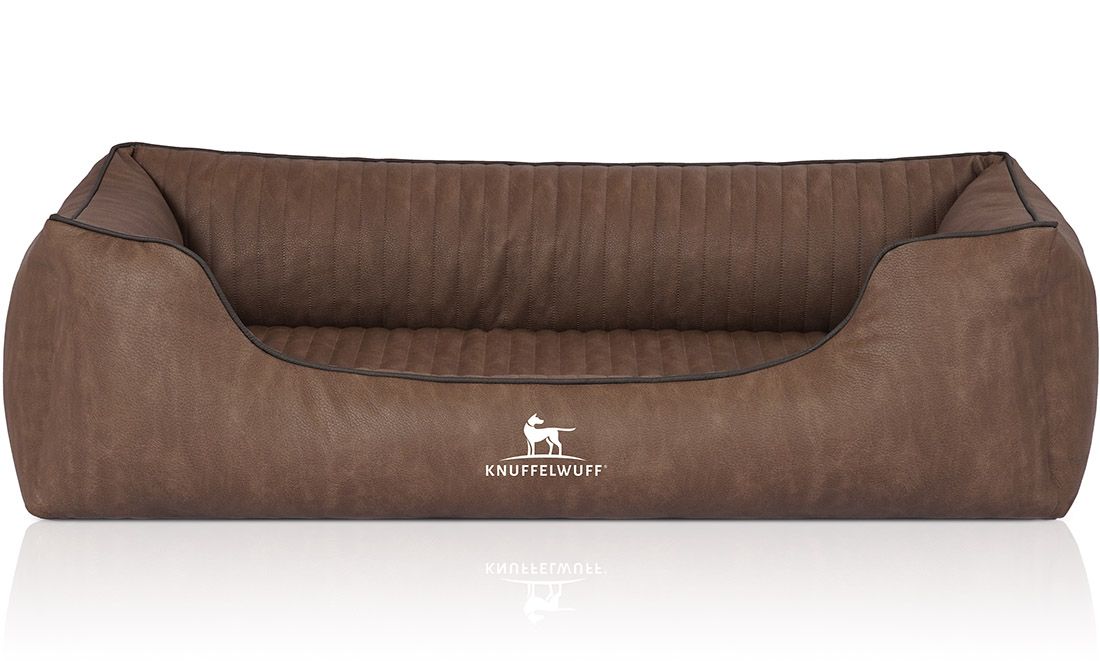 Braunes orthopädisches Hundebett mit erhöhtem Rand. Logo von Knuffelwuff. Gepolsterte Oberfläche mit Steppnähten. Rechteckige Form.