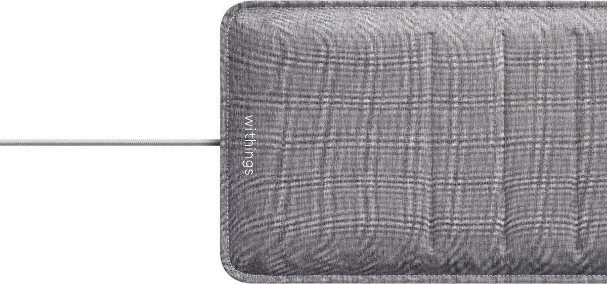 Materasso grigio con cuciture verticali. La parola Withings è visibile sulla superficie.