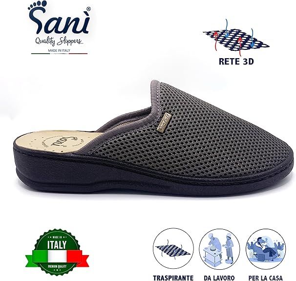 Pantofole Sani grigie con tomaia in rete. Logo e testo: 'Made in Italy'. Illustrazioni per vari usi.