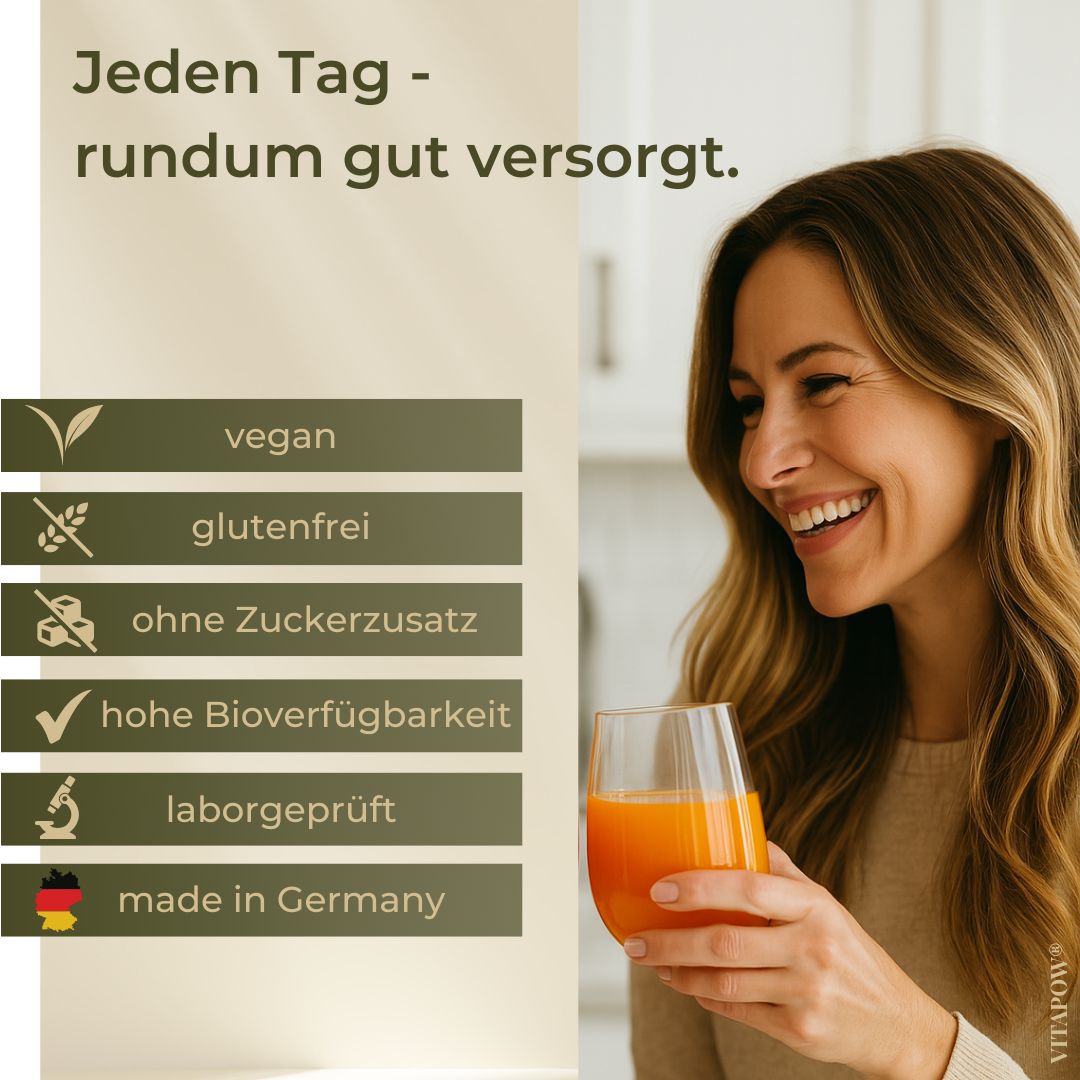 Frau lächelt und hält Glas mit orangefarbenem Getränk. Text: vegan, glutenfrei, ohne Zuckerzusatz, hohe Bioverfügbarkeit, laborgeprüft, made in Germany.