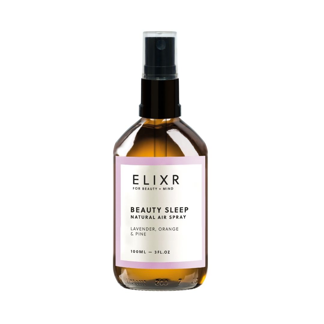 Glasflasche mit Sprühkopf. Aufschrift: ELIXR, BEAUTY SLEEP, NATURAL AIR SPRAY. Enthält Lavendel, Orange & Kiefer. 100ml.