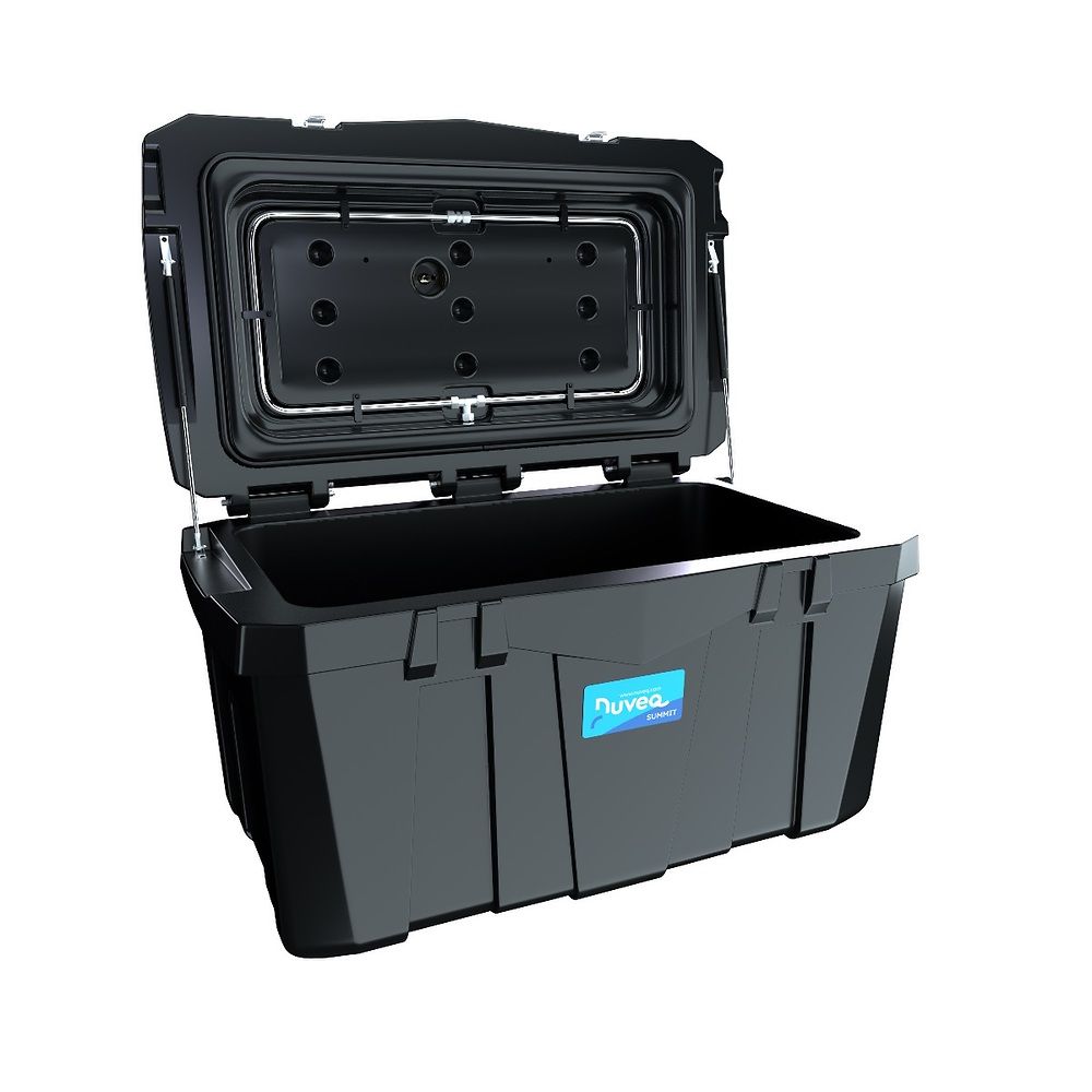 Schwarzer NUVEQ® Heubedampfer SUMMIT Pro mit geöffnetem Deckel. Blaues NUVEQ®-Logo.