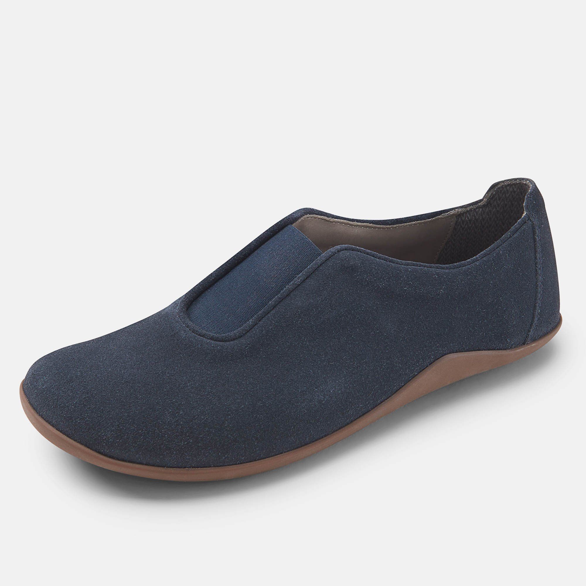 Blauer Slipper mit brauner Sohle. Nahaufnahme der Schuhe.