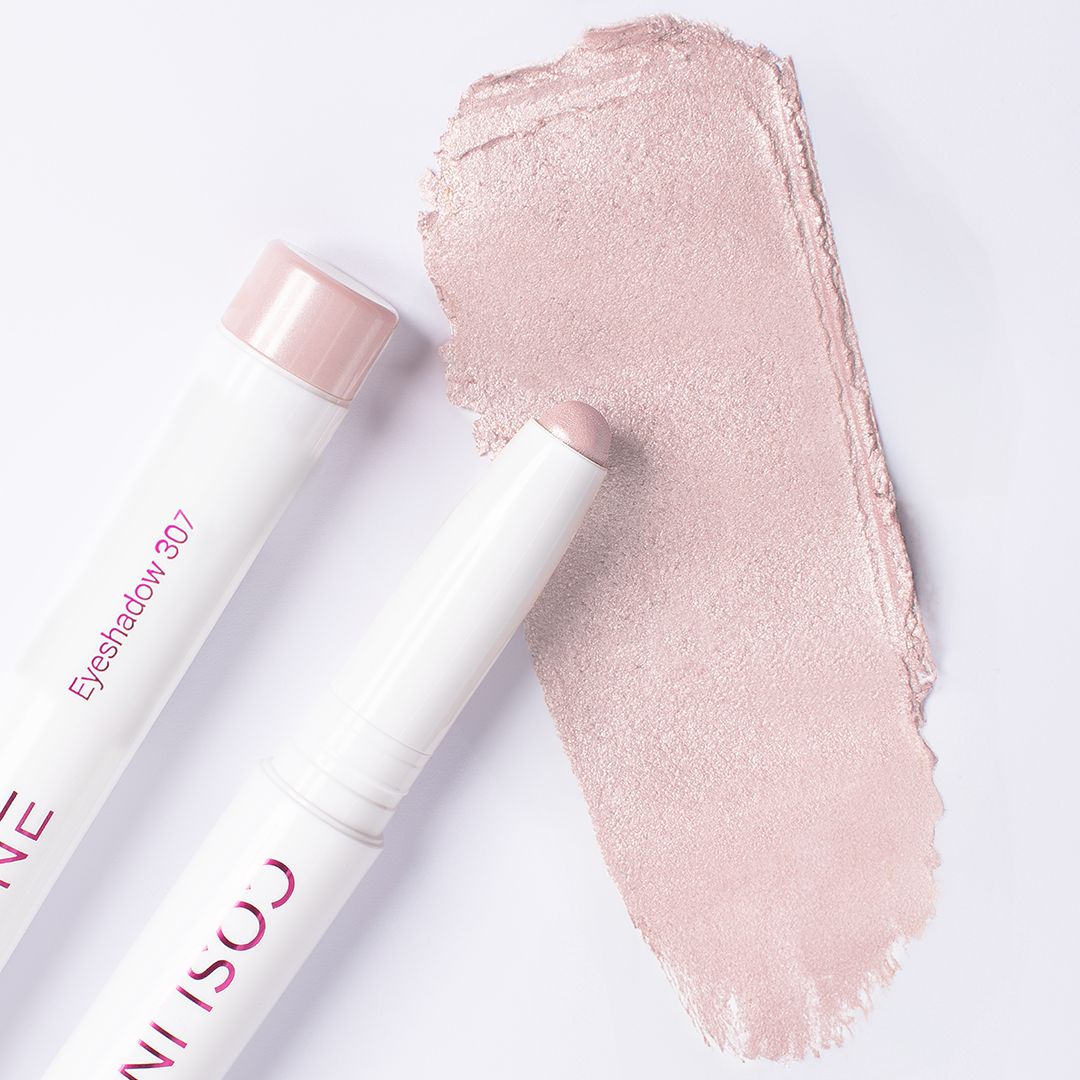 Zwei weiße Stifte mit Lidschatten und ein Lidschatten-Abstrich. Aufschrift: "Cosline Eyeshadow 307".