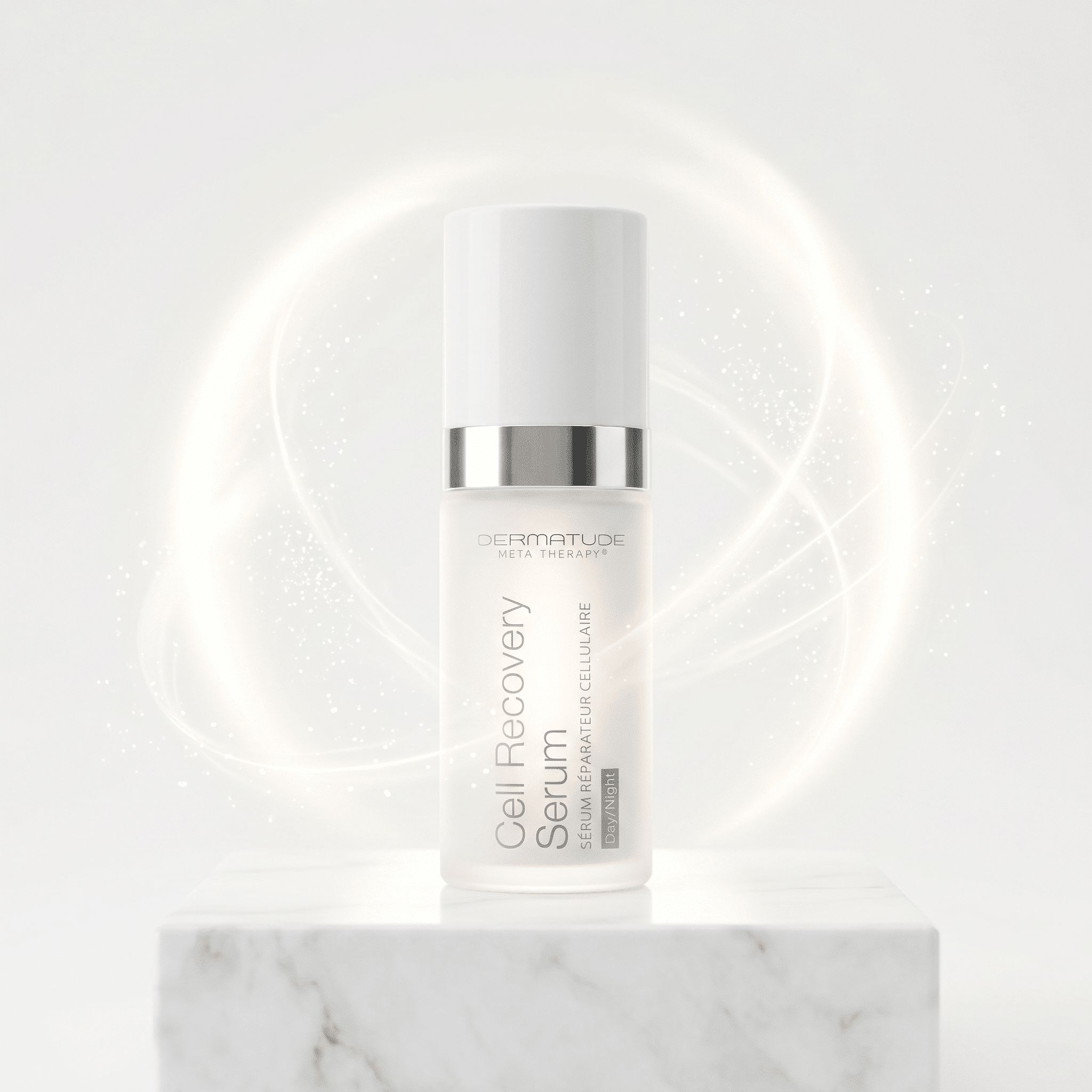 Dermatude Cell Recovery Serum Flasche auf einem Marmorsockel mit Lichteffekten.