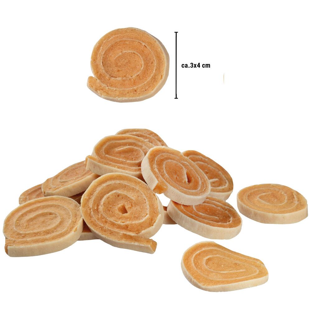 Hundesnack-Rouladen, spiralförmig. Fleischfarbenes Innere, heller Rand. Maße: ca. 3x4 cm. Mehrere Stücke auf weißem Grund.