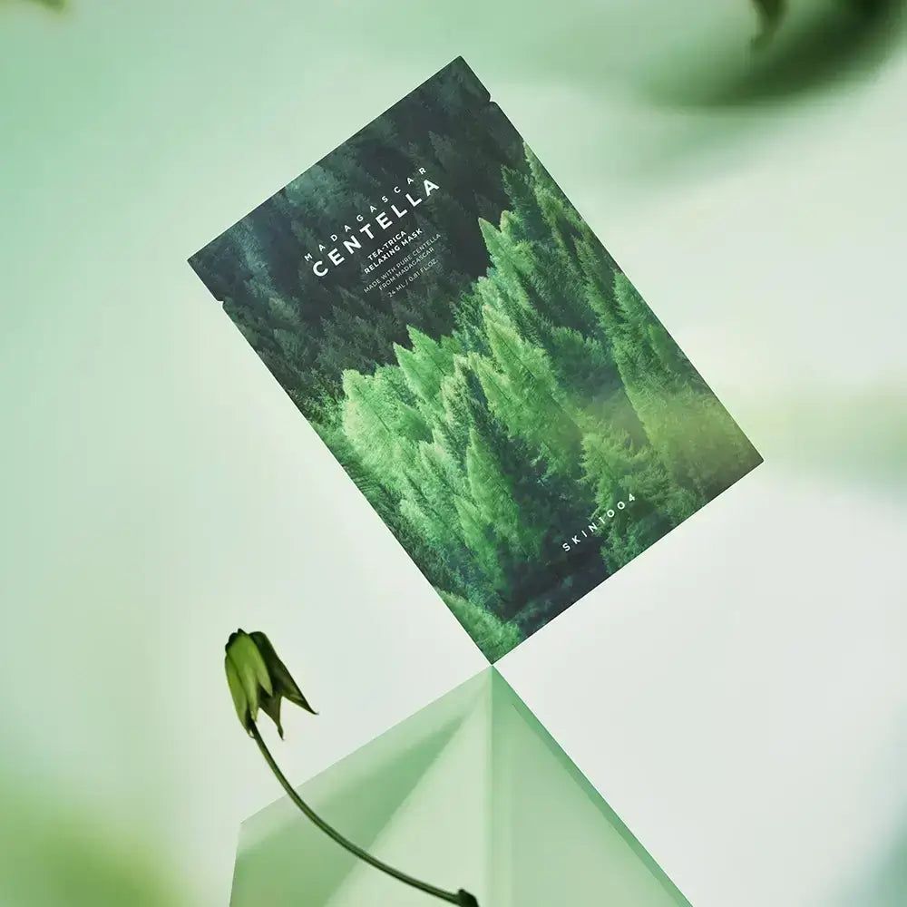 Verpackung einer Gesichtsmaske mit Centella-Aufschrift und Waldmotiv.