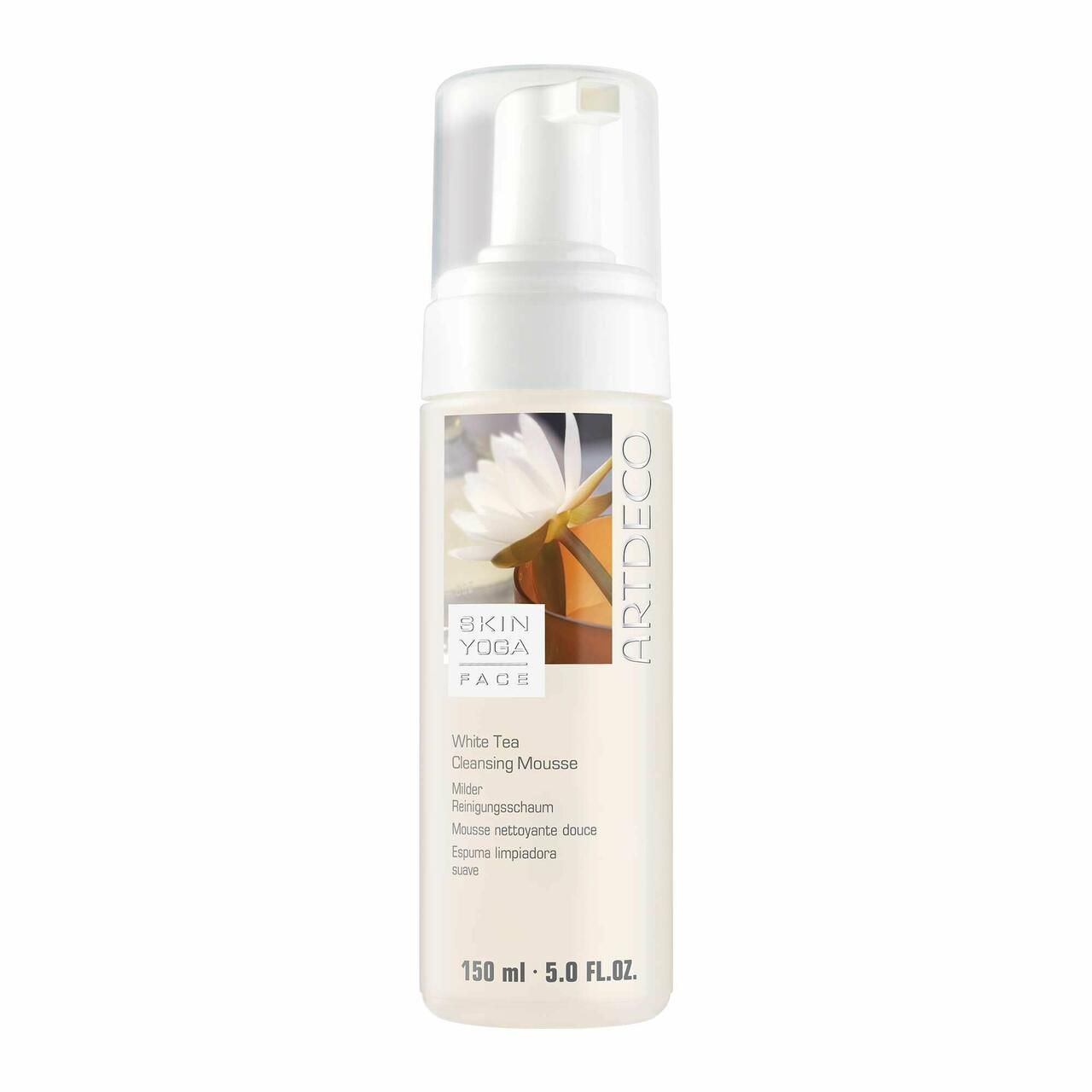 Weißes Fläschchen mit Pumpe. Aufschrift: Artdeco, Skin Yoga Face, White Tea Cleansing Mousse. Abbildung einer Blüte.