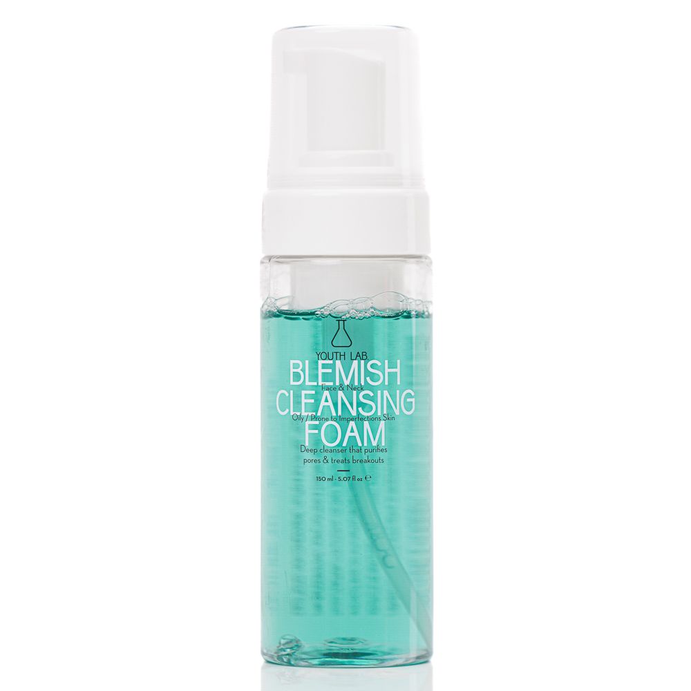 Transparente Flasche mit blaugrüner Flüssigkeit und weißem Pumpspender. Aufschrift: Blemish Cleansing Foam.
