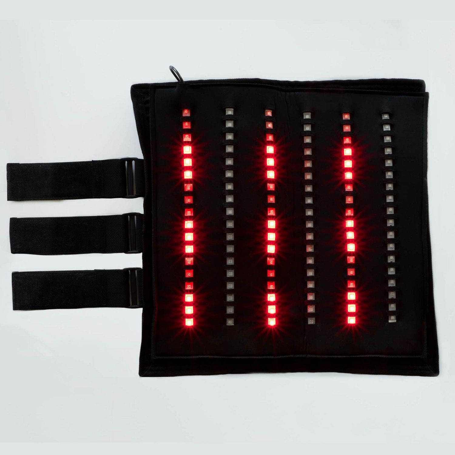 Schwarzes, quadratisches Gerät mit roten LED-Lichtern. Mit Klettverschlüssen zur Befestigung.