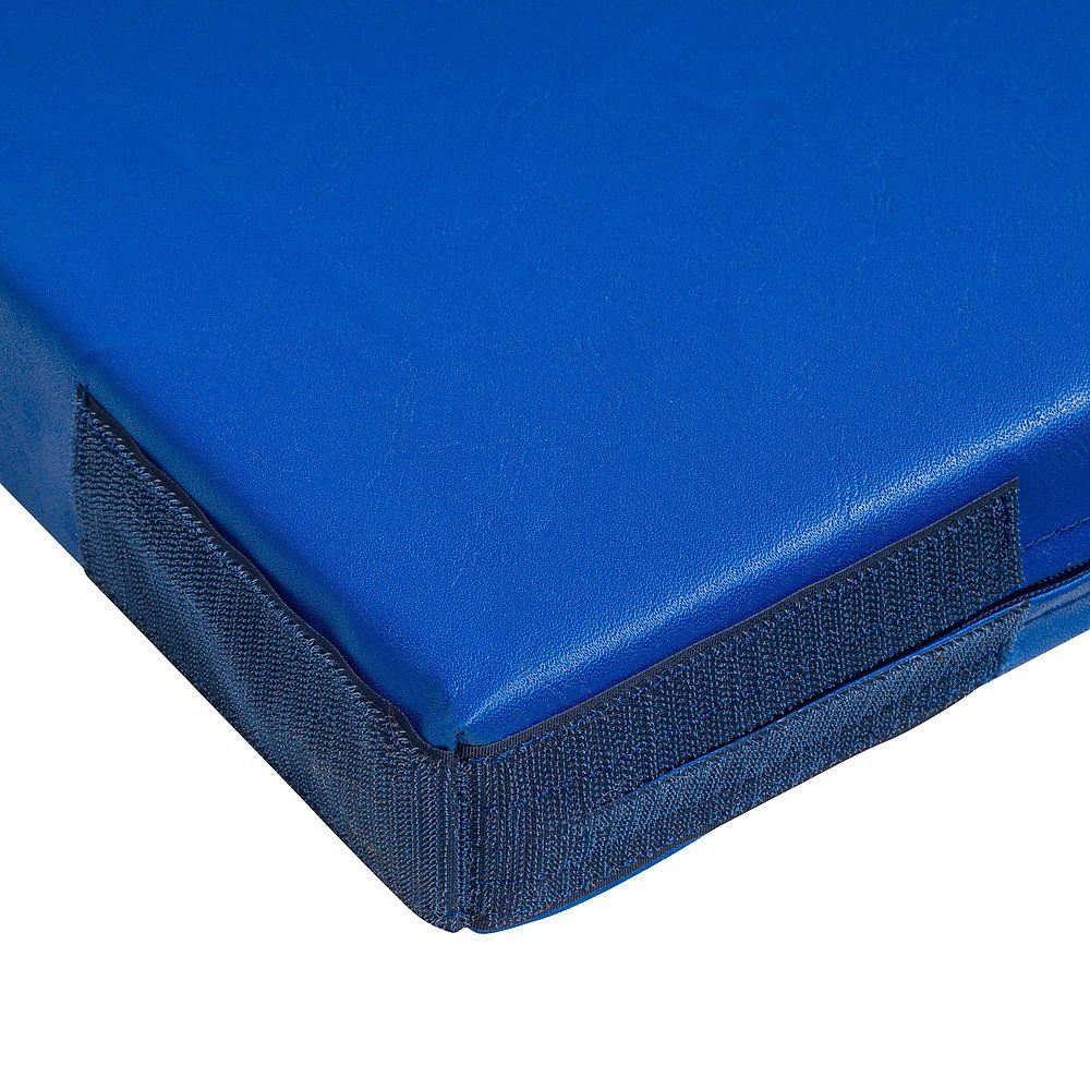 Blaue Turnmatte, Detailansicht. Blaue Oberfläche, dunkle Kanten. Klettverschluss an der Ecke.