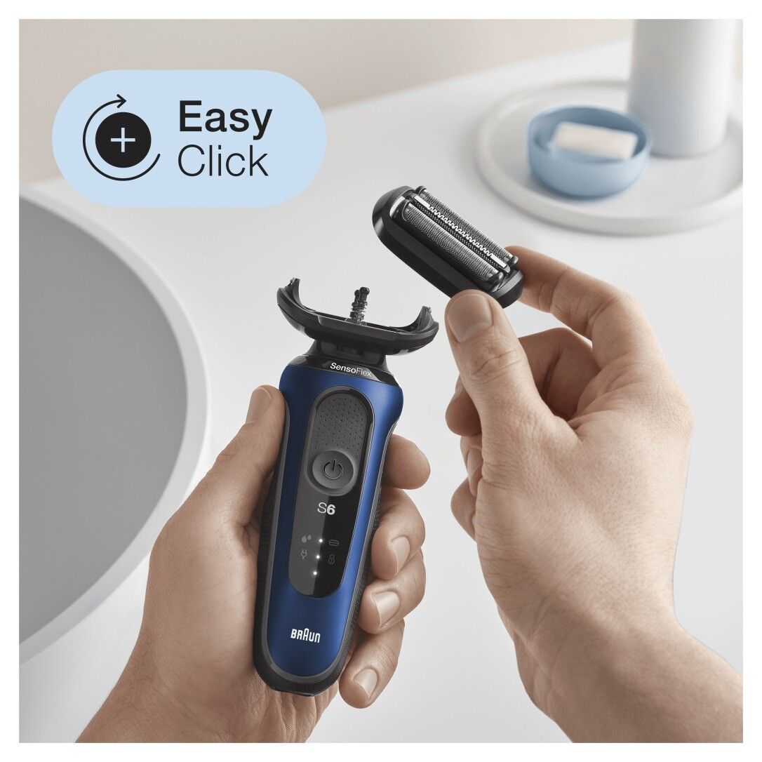 Elektrorasierer mit abnehmbarem Scherkopf. Der Rasierer ist blau und schwarz. Easy Click-Funktion. Hände halten den Rasierer.