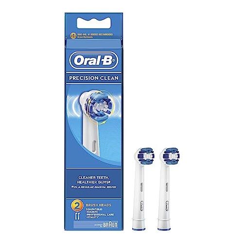 Zwei Zahnbürstenköpfe und eine Verpackung. Auf der Verpackung steht Oral-B Precision Clean. Zwei Bürstenköpfe sind abgebildet.