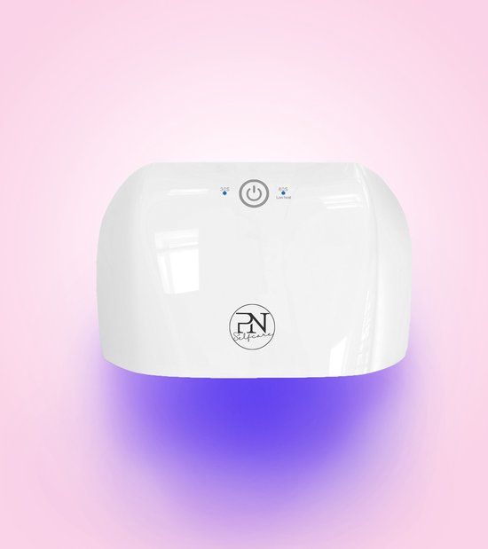 Weiße LED-Lampe mit PN Selfcare Logo. Zwei Knöpfe, blaues Licht. Aufschrift: PN Selfcare.