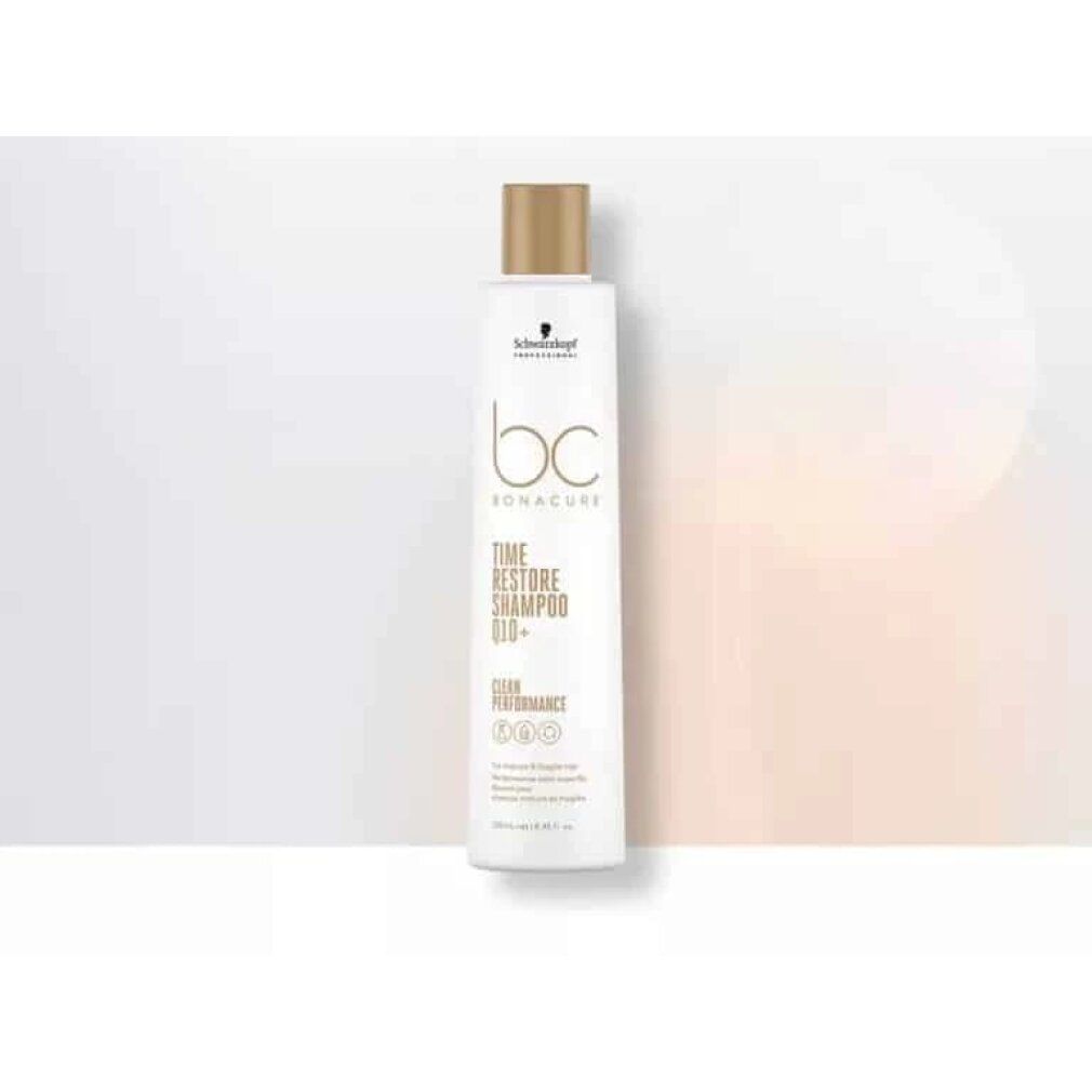 Eine weiße Shampoo-Flasche mit goldfarbenem Deckel. Aufschrift "bc BONACURE Time Restore Shampoo Q10+".
