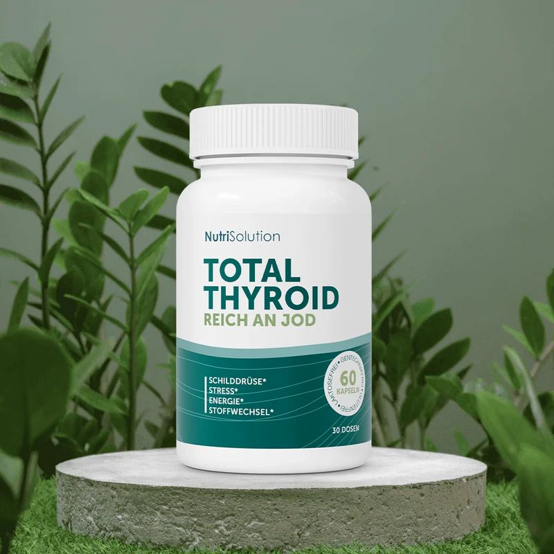 Weiße Flasche Total Thyroid auf Podest. Text: Total Thyroid, reich an Jod. 60 Kapseln. 30 Dosen. Schilddrüse, Stress, Energie, Stoffwechsel.