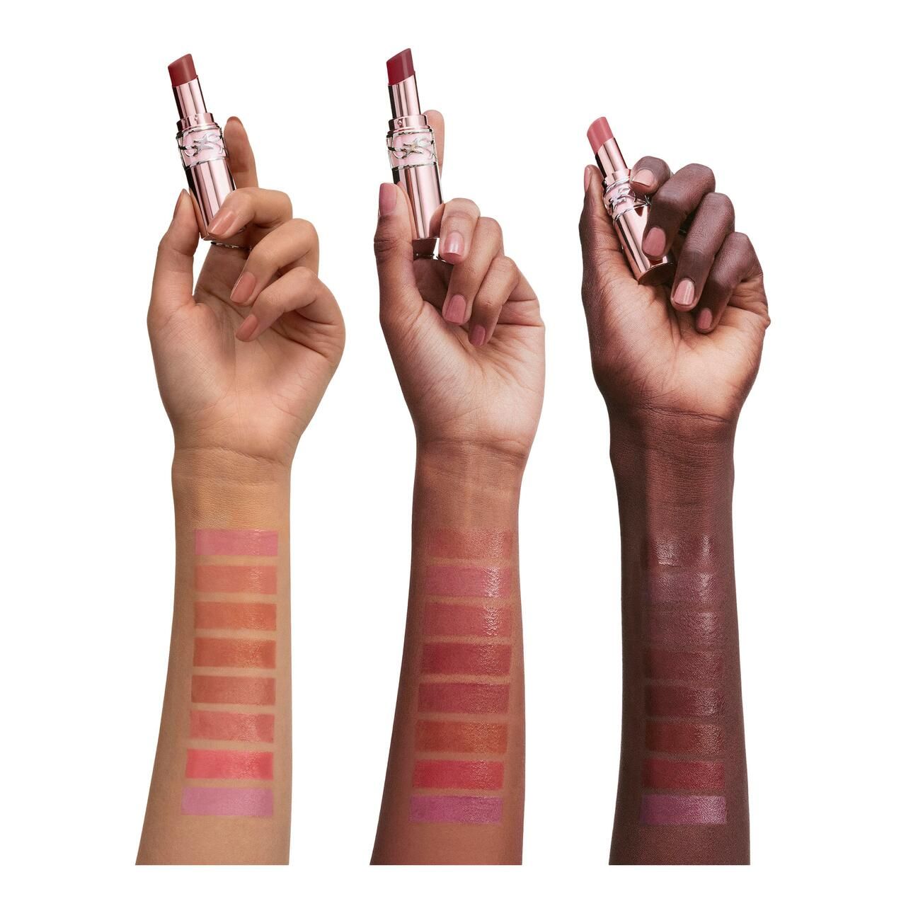 Drei Arme mit unterschiedlichen Hauttönen zeigen Lippenbalsam-Farben. Jeder Arm hält einen Lippenbalsam-Stift und zeigt Farbmuster auf dem Unterarm.
