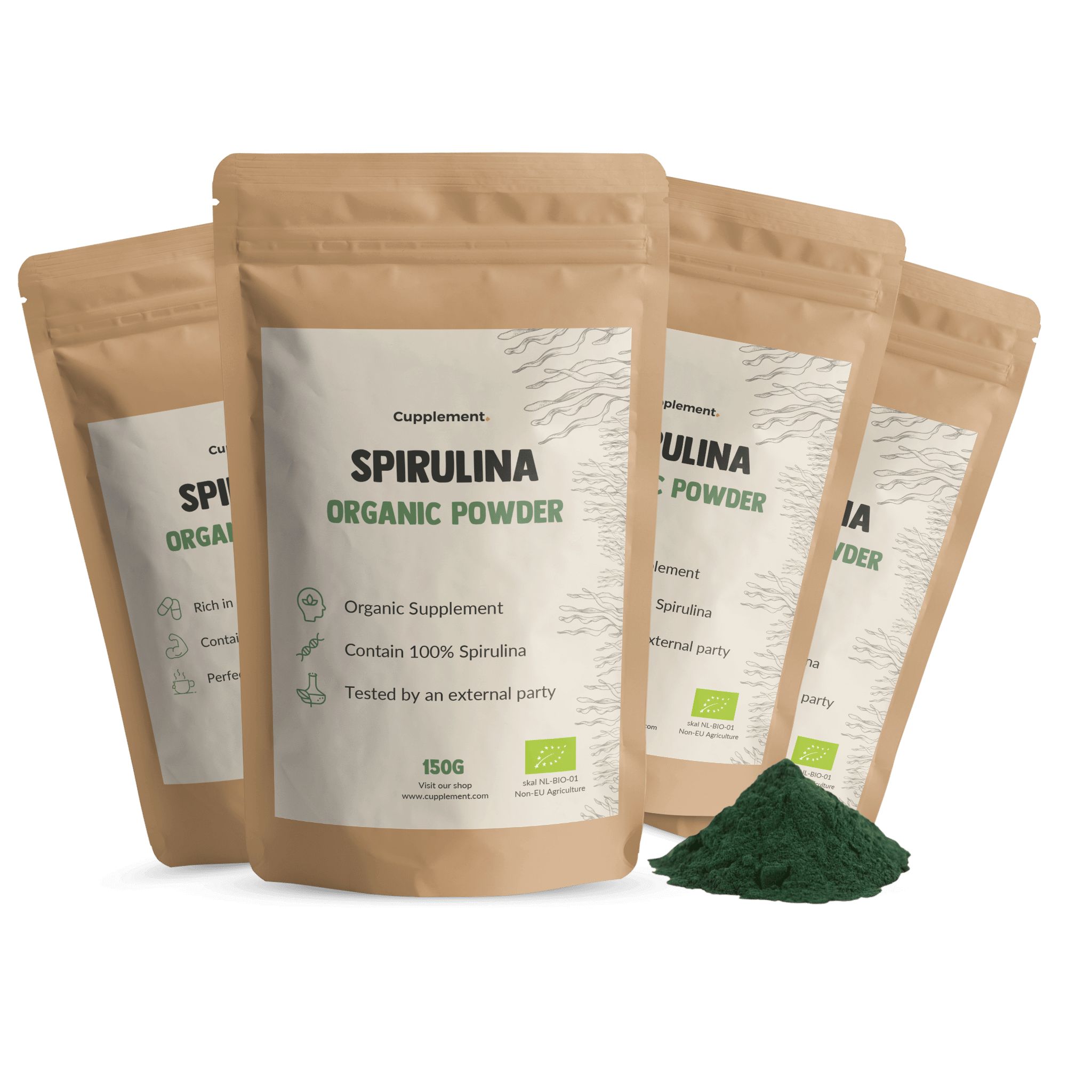 Mehrere Beutel Spirulina-Pulver. Braune Verpackung mit weißem Etikett. Grünes Pulver daneben.