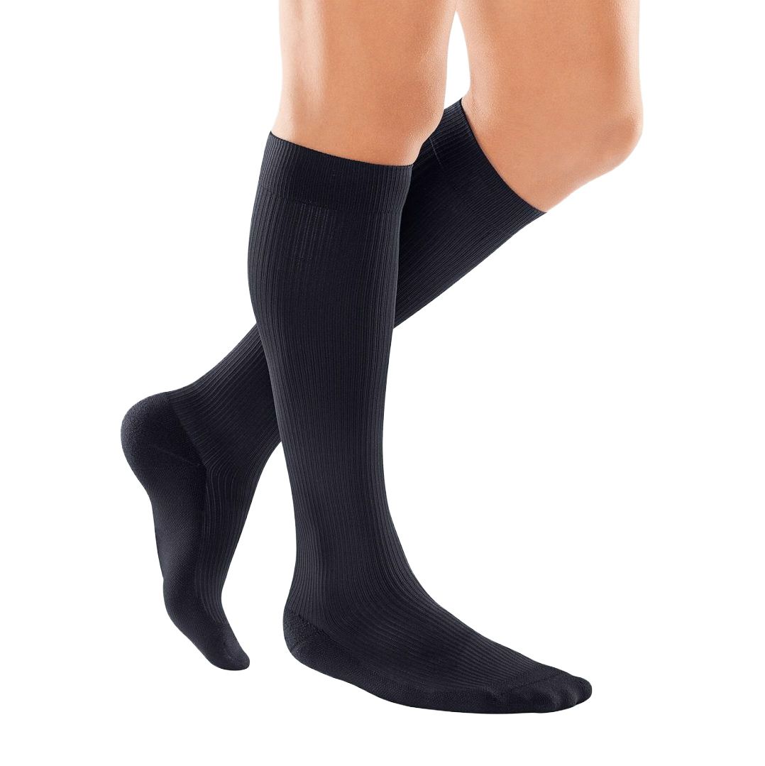 Schwarze, gerippte Kompressionsstrümpfe bis zum Knie.