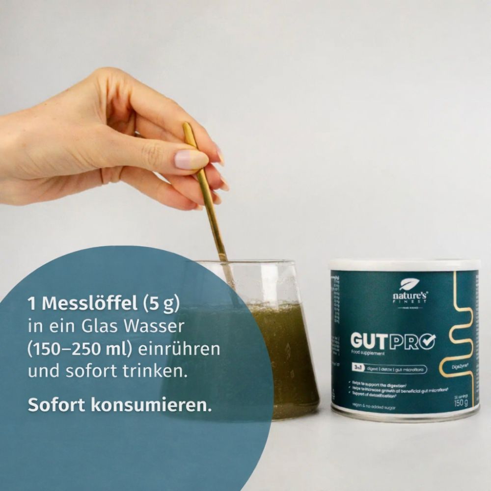 Hand rührt Getränk in Glas. Dose Nature's Finest GutPRO daneben. Text: 1 Messlöffel in Wasser einrühren. Sofort konsumieren. Dose: Türkis, weißer Deckel.