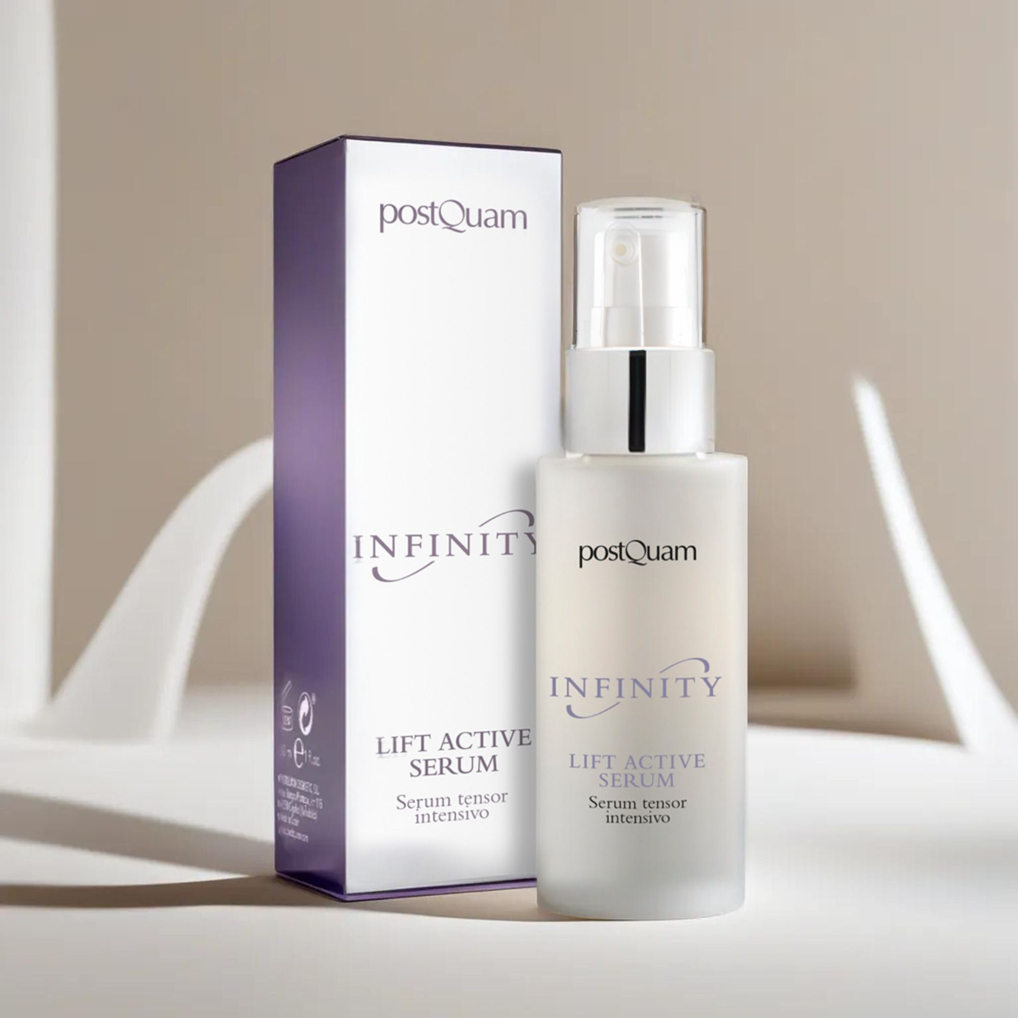 Serumflasche und Verpackung. Aufschrift: Postquam Infinity Lift Active Serum. Flasche mit Sprühkopf.