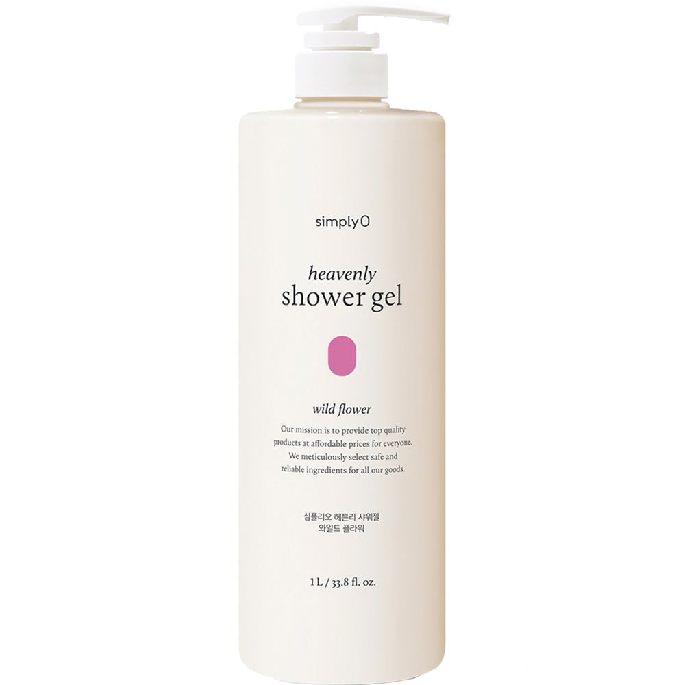 Beige Flasche mit weißem Pumpverschluss. Aufschrift: "simplyO heavenly shower gel wild flower". Rosa Blüten-Illustration. 1L/33.8 fl. oz.
