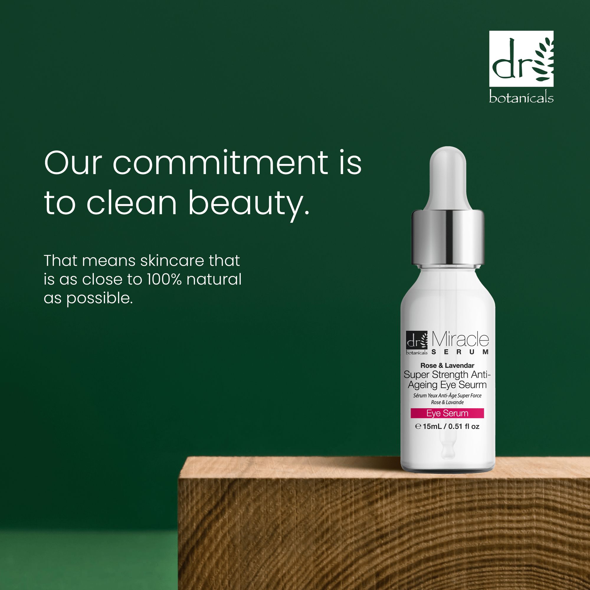 Produktflasche auf Holzblock. Text: Our commitment is to clean beauty. Marke und Produktname sichtbar. Grüner Hintergrund.