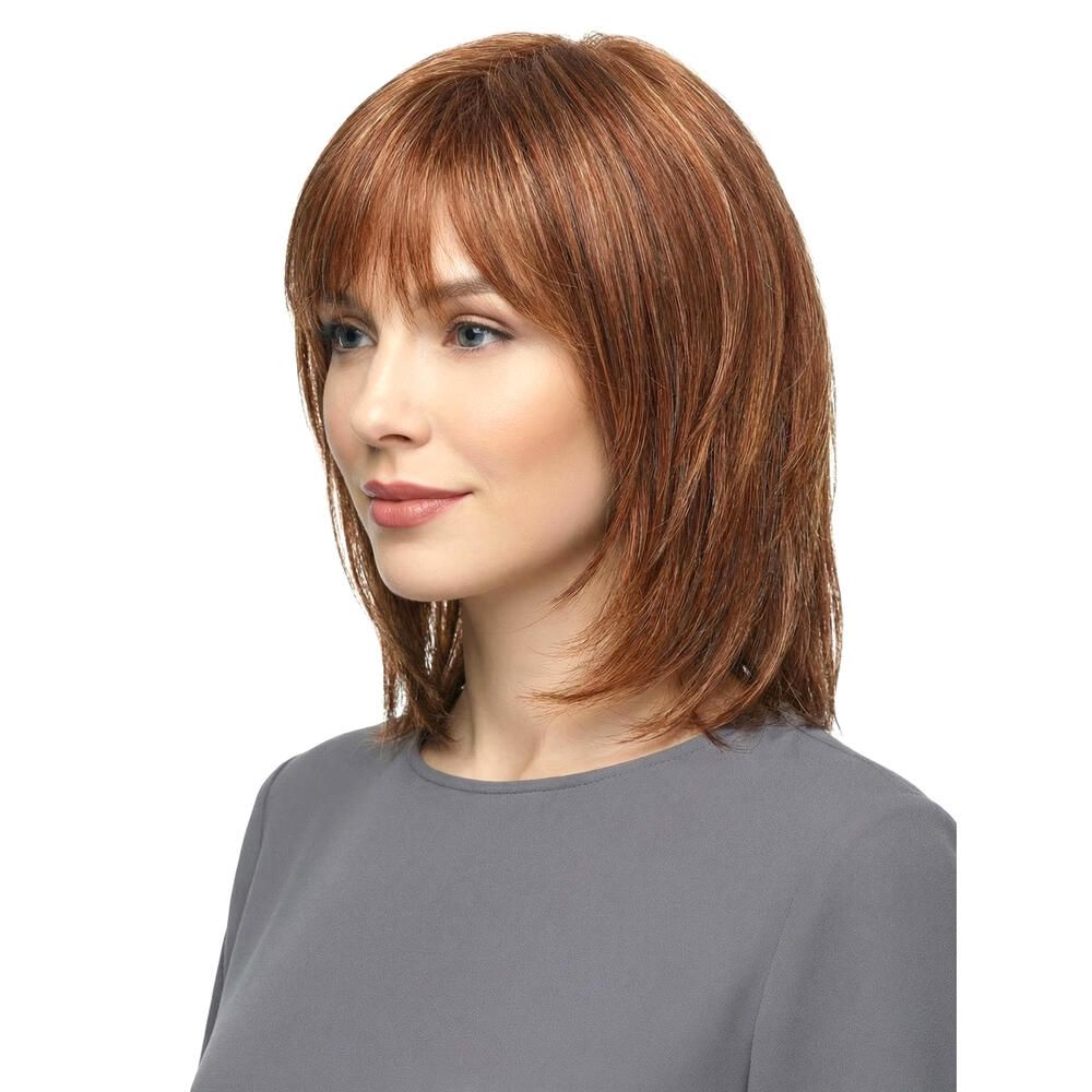 Perücke mit braun-roten Haaren und Pony. Seitliche Ansicht einer Frau. Mittellange, gestufte Frisur.