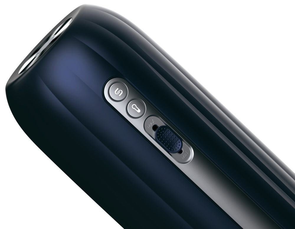 Nahaufnahme von Bedienelementen eines Masturbationsgeräts. Drei Knöpfe und ein Schalter.