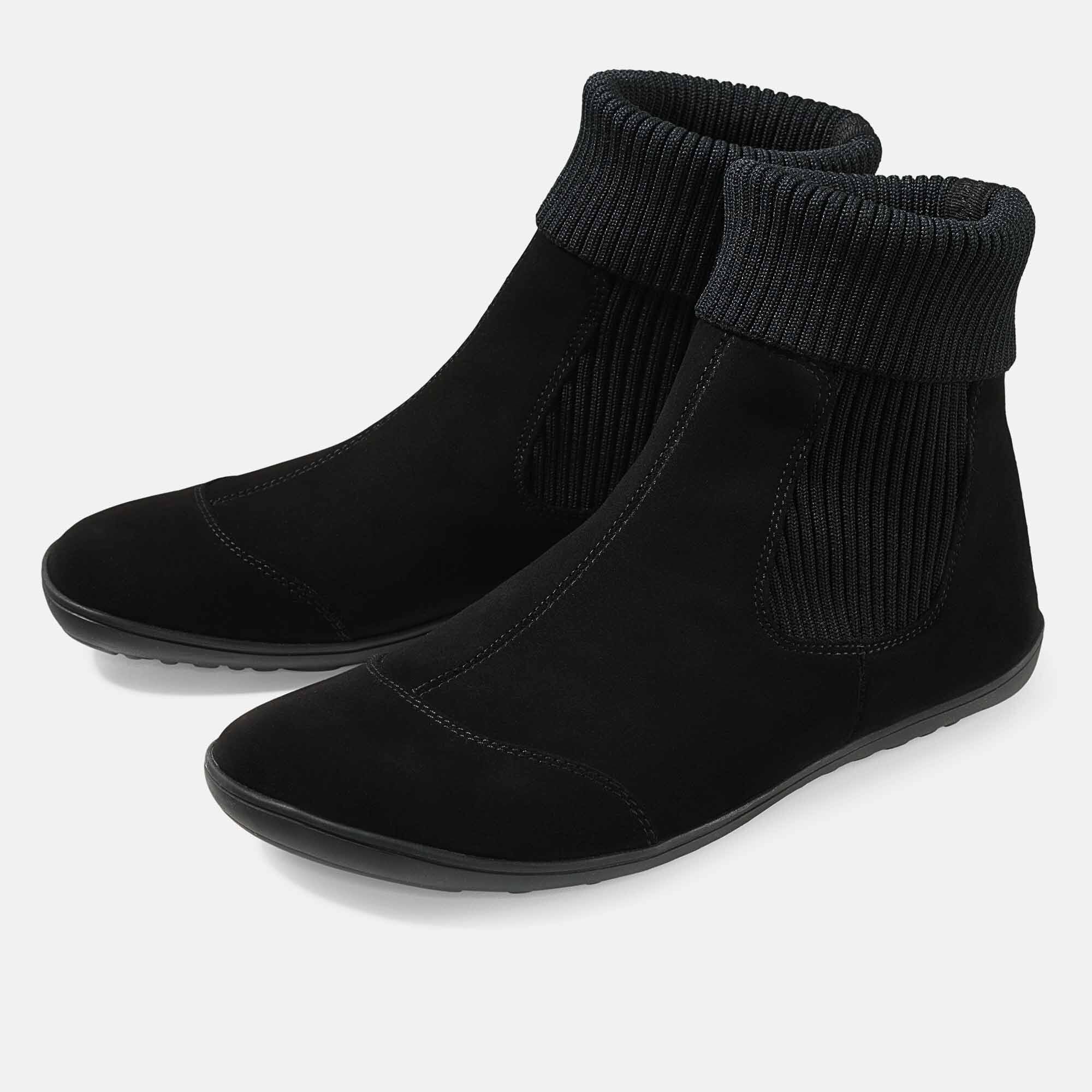 Schwarze Stiefeletten mit breiter Passform. Obermaterial aus Wildleder, gerippter Schaft. Flache Sohle.