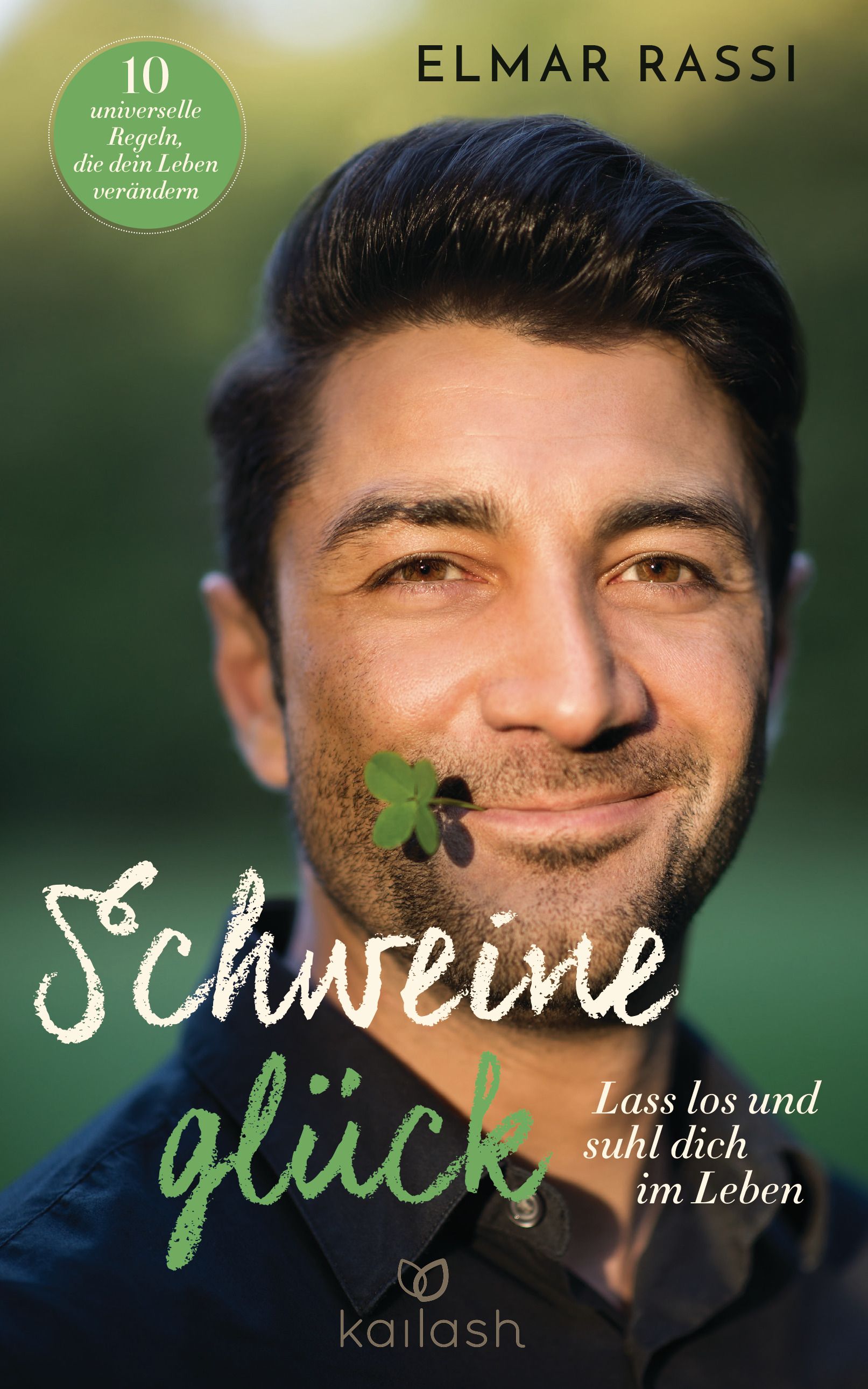 Buchcover mit Porträt eines Mannes, der ein Kleeblatt im Mund hat. Titel: Schweineglück. Autor: Elmar Rassi. Verlag: Kailash.