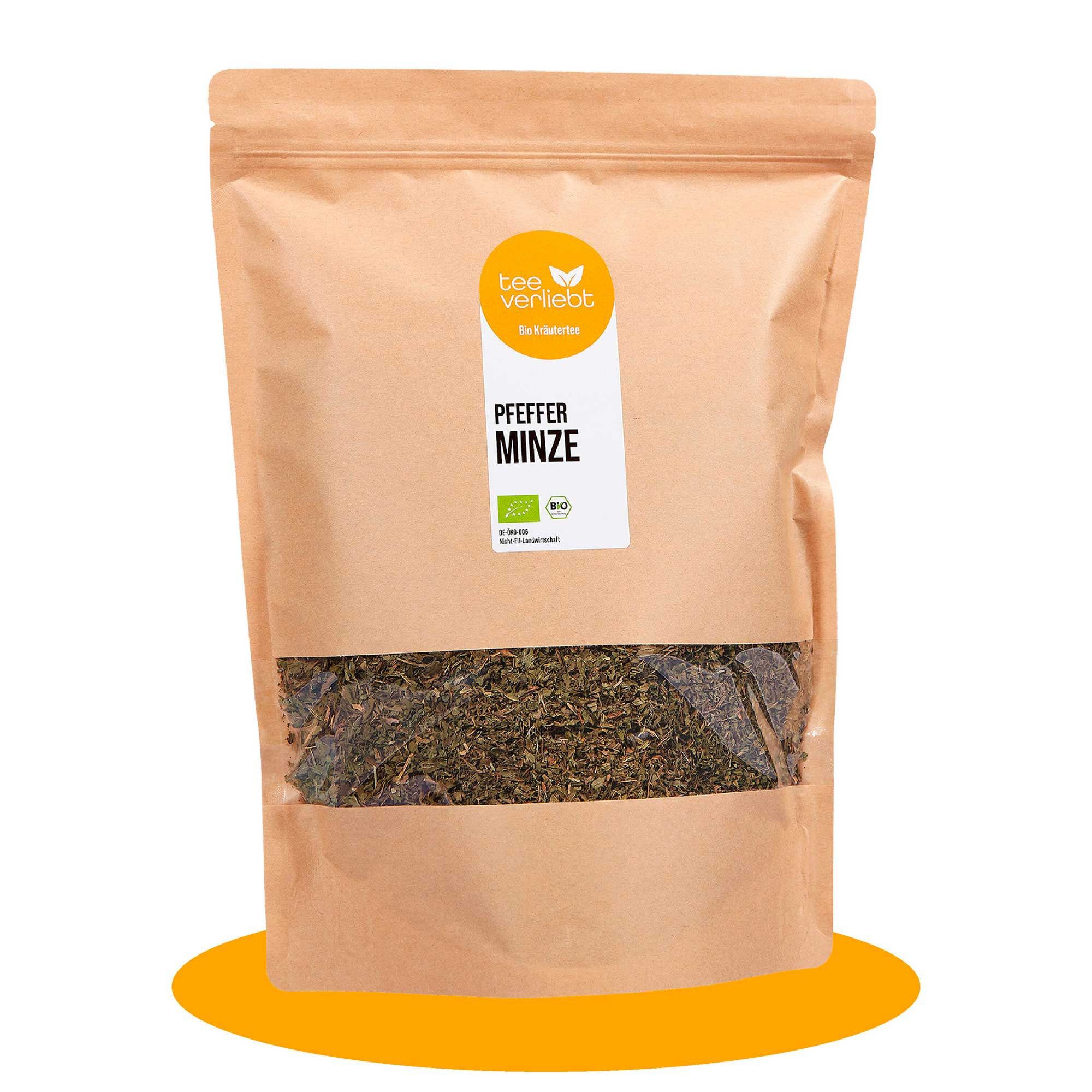 Beutel mit Kräutertee. Sichtfenster zeigt getrocknete Pfefferminze. Logo und Text: teeverliebt, Pfefferminze, Bio.