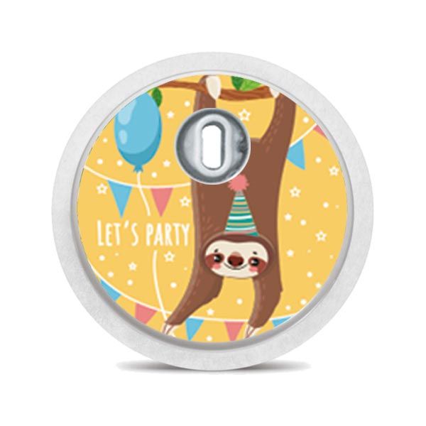 Runder Aufkleber mit Faultier mit Partyhut und Luftballon. Weißer Rand, Loch in der Mitte. Hintergrund: gelb.