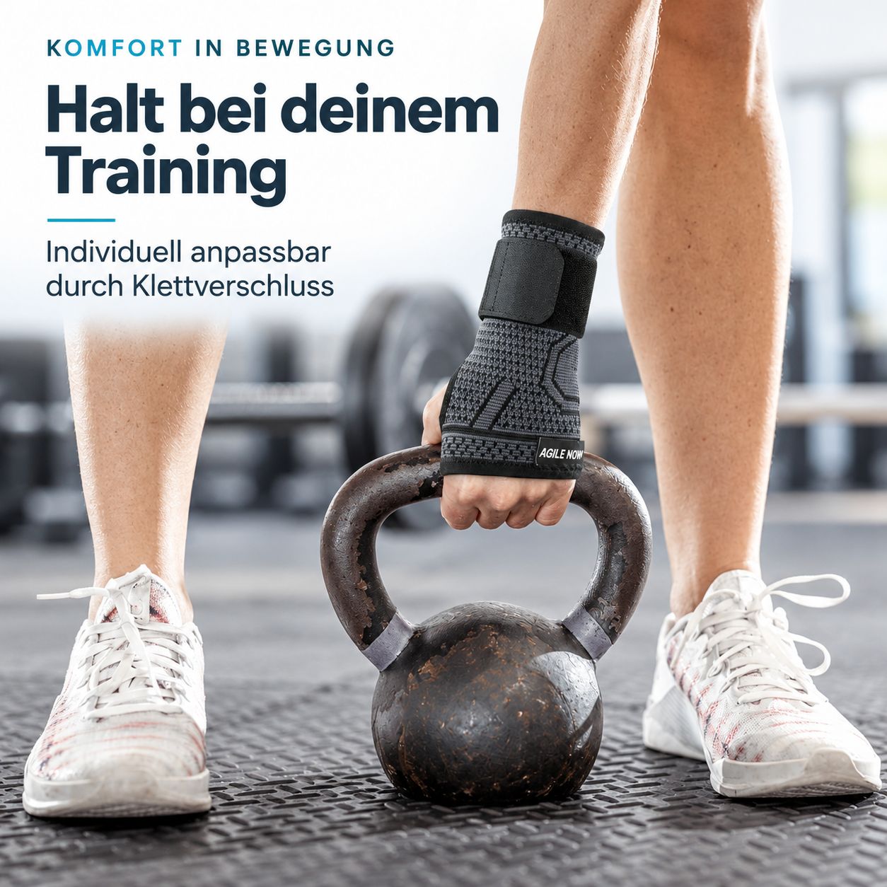Person mit Handgelenkbandage beim Kettlebell-Training, zeigt die Anpassbarkeit durch Klettverschluss.